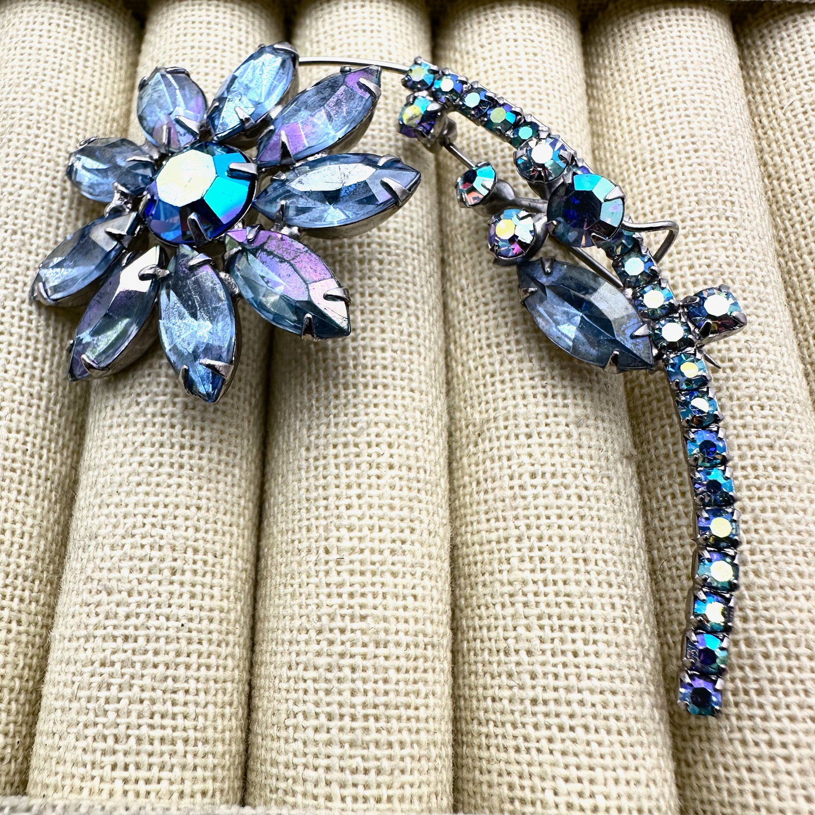 Vintage Juliana? Blue Glass Rhinestone Silver Tone Flower Brooch Pin 3 Inch: Vintage Juliana? Blue Glass Rhinestone Silver Tone Flower Brooch Pin 3 Inch