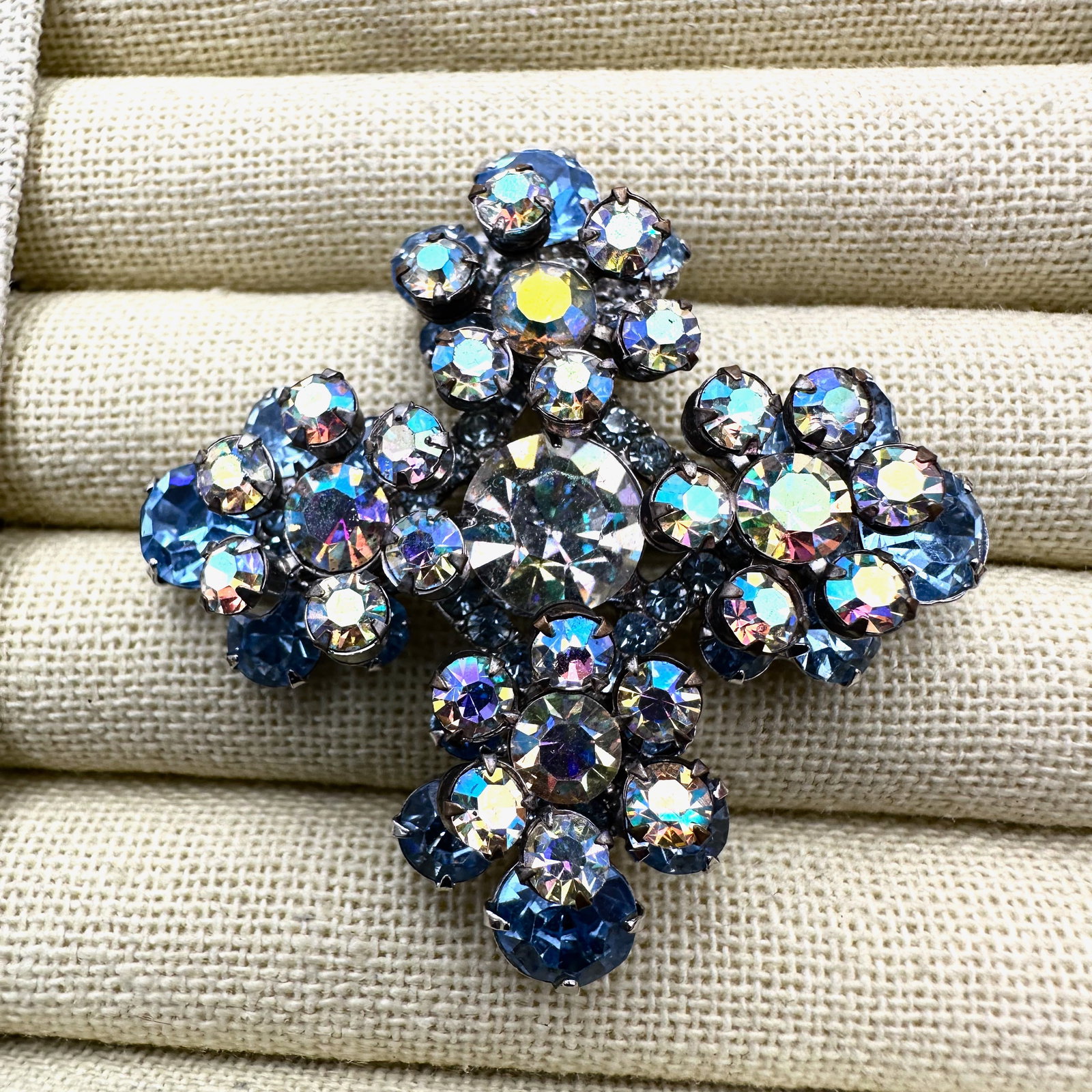 Vintage Juliana Blue Aurora Borealis Glass Rhinestone Silver Tone Brooch in 2 Inch: Vintage Juliana Blue Aurora Borealis Glass Rhinestone Silver Tone Brooch in 2 Inch