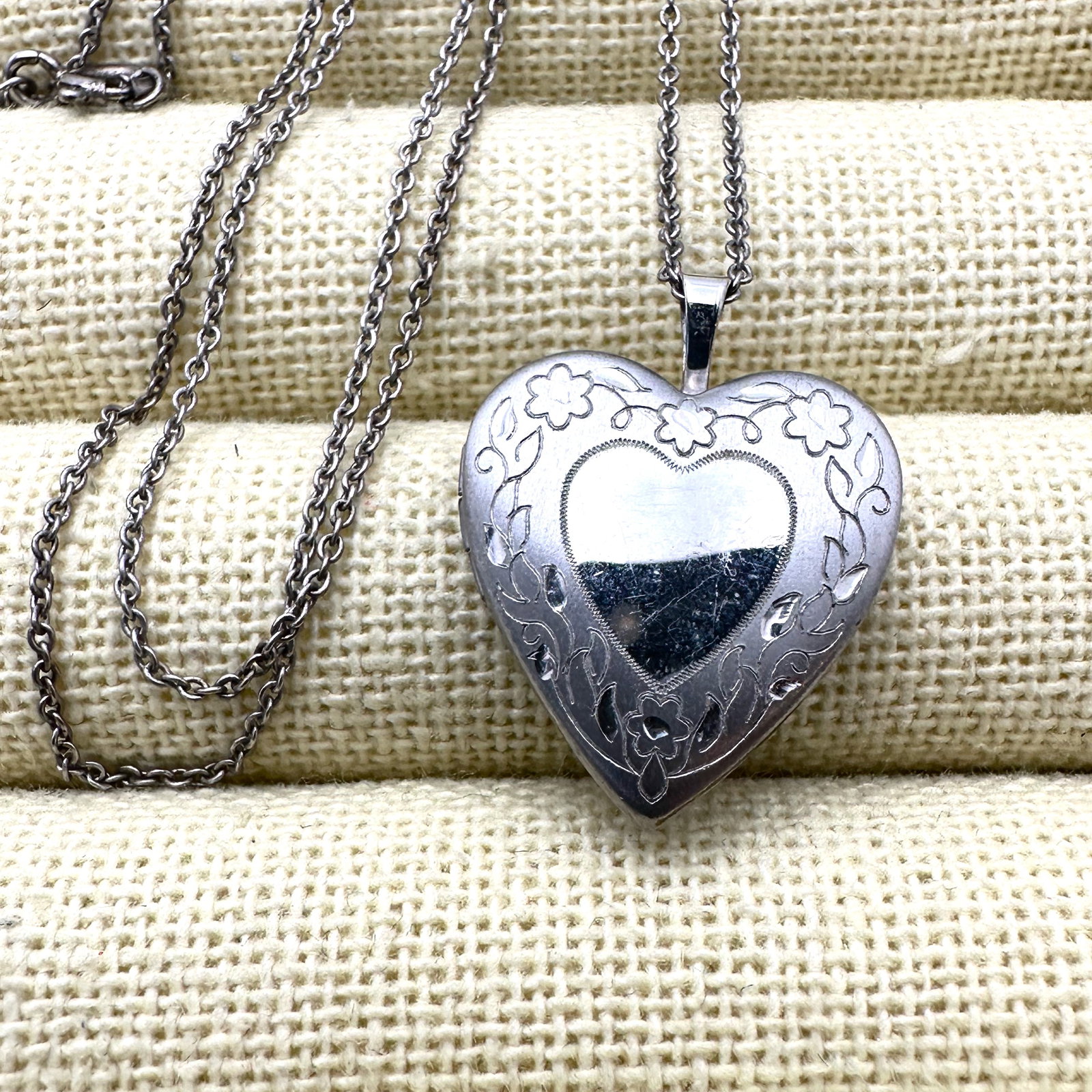 Vintage Silver Plated Heart Picture Locket Necklace 17 Inch Chain (1 of 2)