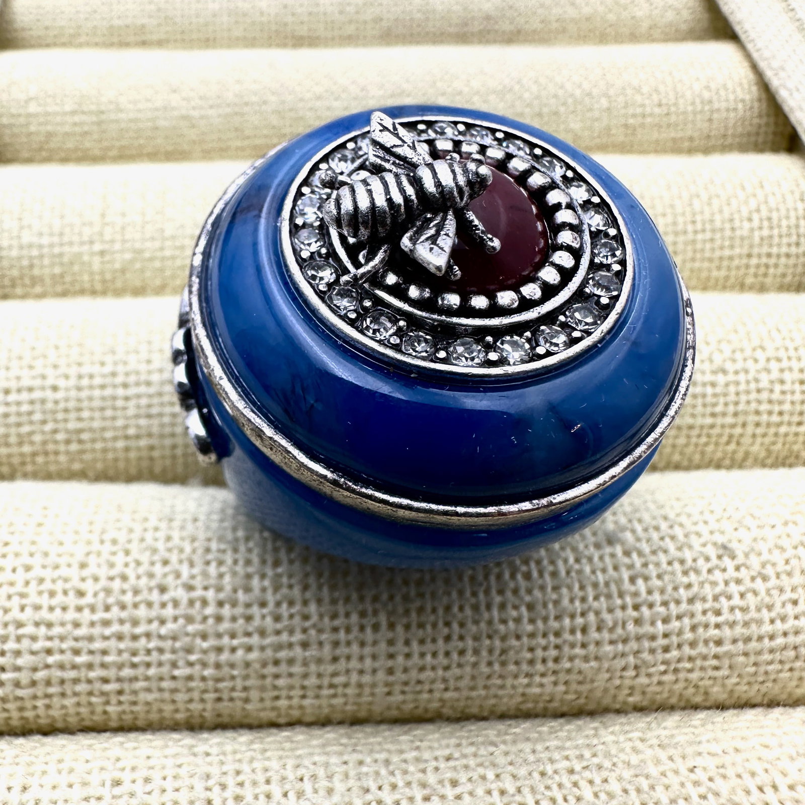 Unsigned Designer Blue Lucite Silver Bee Ring Size 6 Large and Chunky (1 of 2)