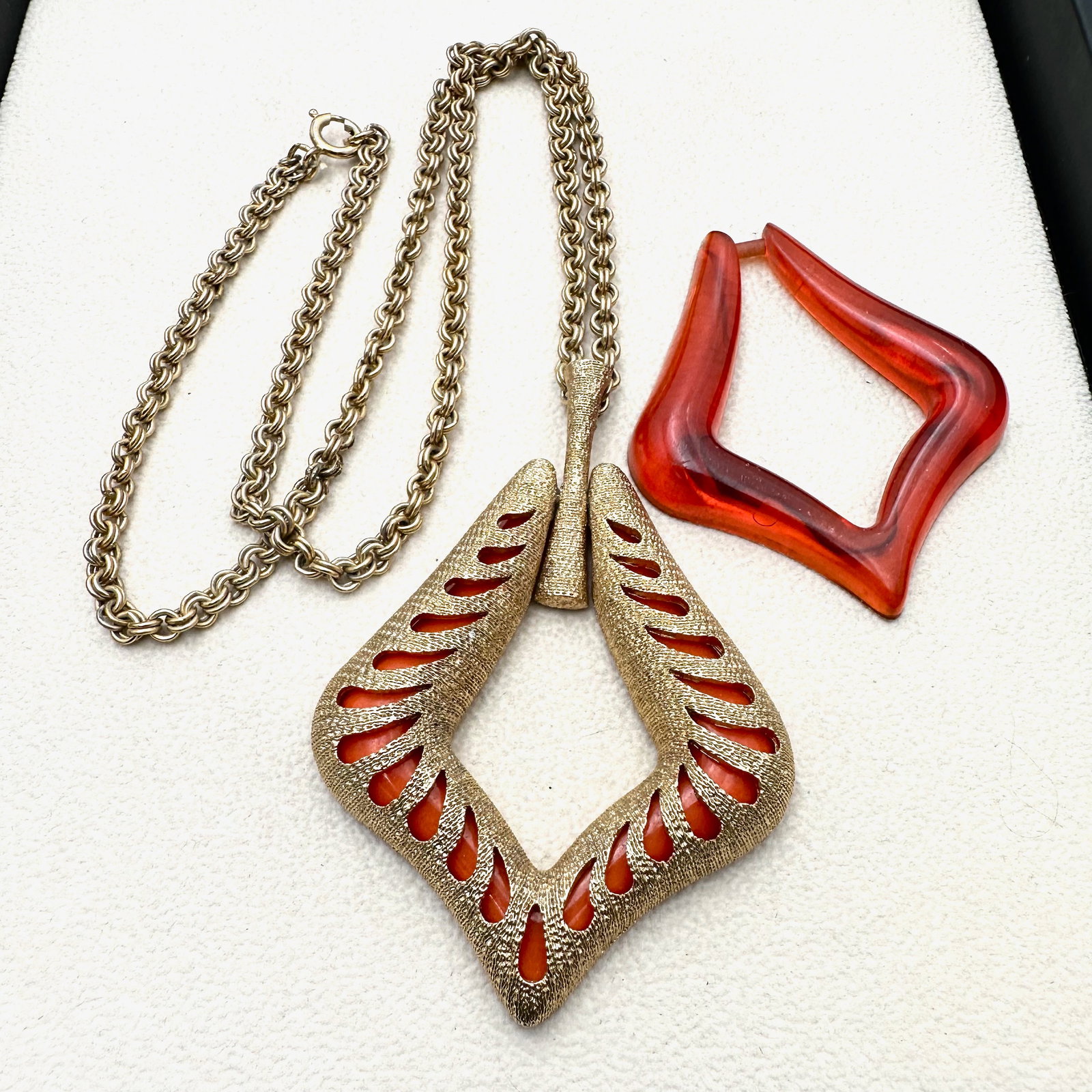 Vintage Sarah Coventry Orange and Amber Lucite Interchangeable Pendant Gold Tone Necklace: Vintage Sarah Coventry Orange and Amber Lucite Interchangeable Pendant Gold Tone Necklace