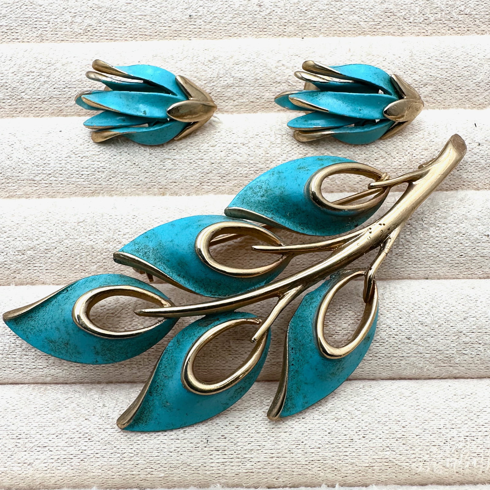 Vintage Kramer Turquoise Blue Enamel Gold tone Brooch and Clip Earrings Set: Vintage Kramer Turquoise Blue Enamel Gold tone Brooch and Clip Earrings Set