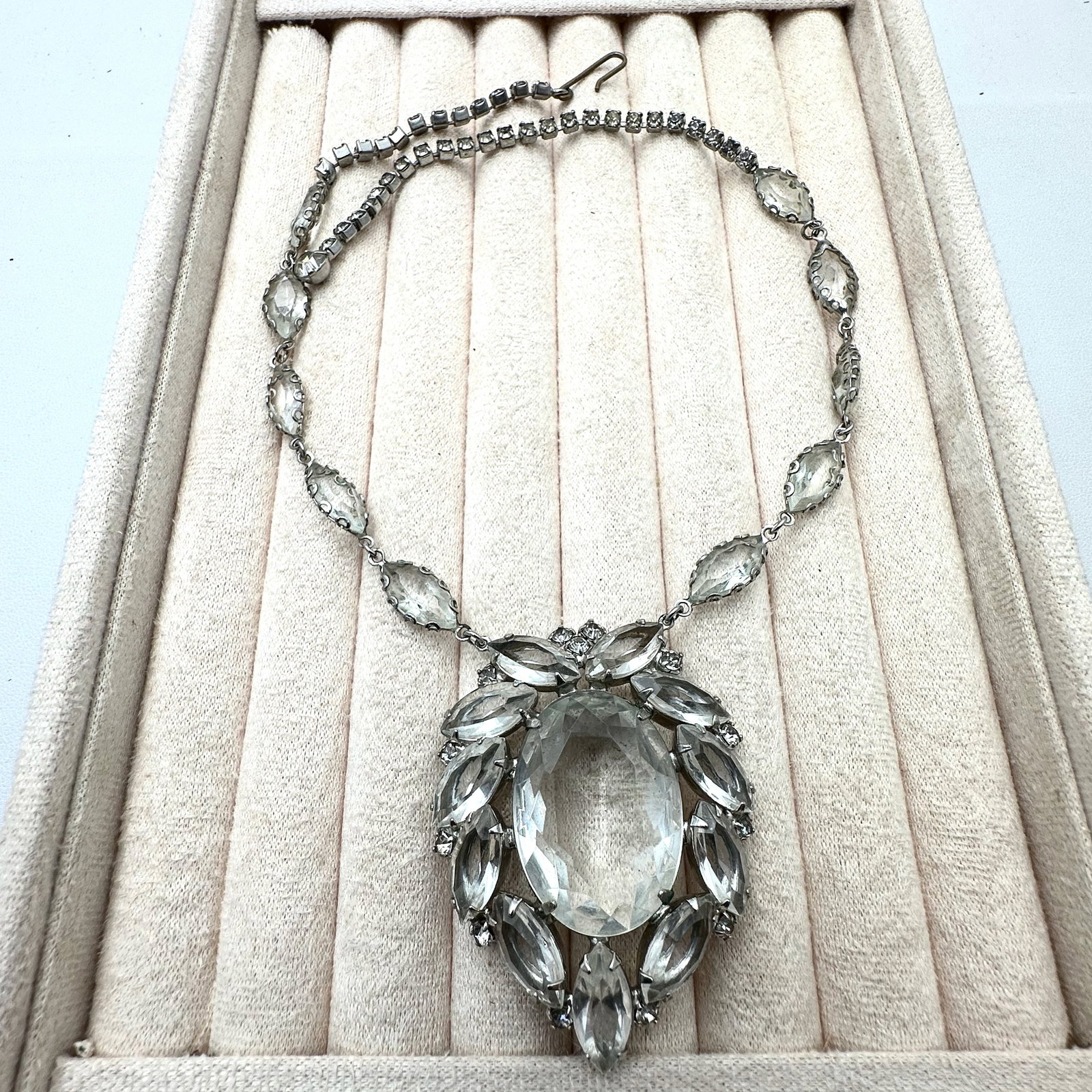 Vintage Juliana? Clear Glass Rhinestone Silver Tone Necklace 17 Inch: Vintage Juliana? Clear Glass Rhinestone Silver Tone Necklace 17 Inch
