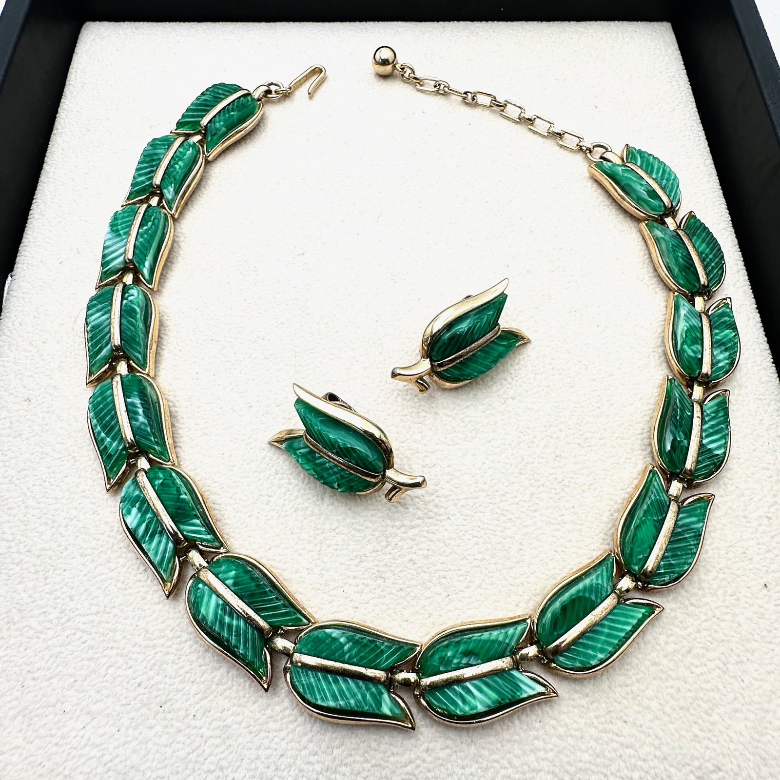 Vintage Trifari Green Thermoset Gold Tone Necklace and Clip Earrings Set: Vintage Trifari Green Thermoset Gold Tone Necklace and Clip Earrings Set