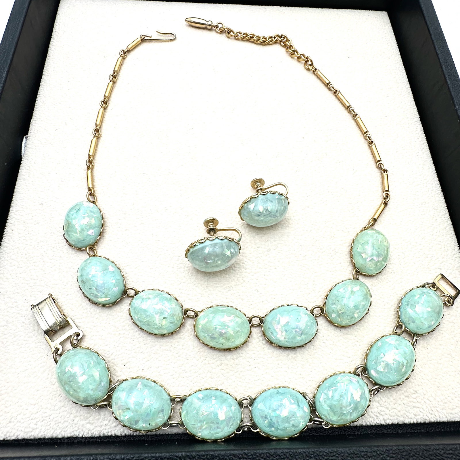Vintage Light Green Confetti Lucite Gold Tone Necklace Bracelet and Screw Back Earrings Set: Vintage Light Green Confetti Lucite Gold Tone Necklace Bracelet and Screw Back Earrings Set