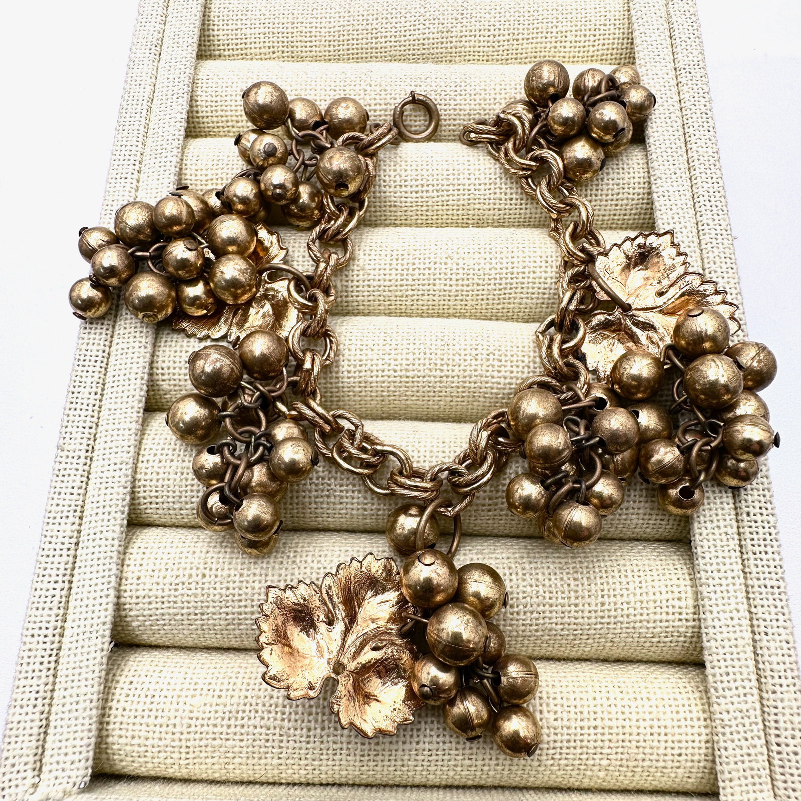 Vintage Antiqued Gold Tone Grapes Charm Bracelet 7.5 Inch: Vintage Antiqued Gold Tone Grapes Charm Bracelet 7.5 Inch