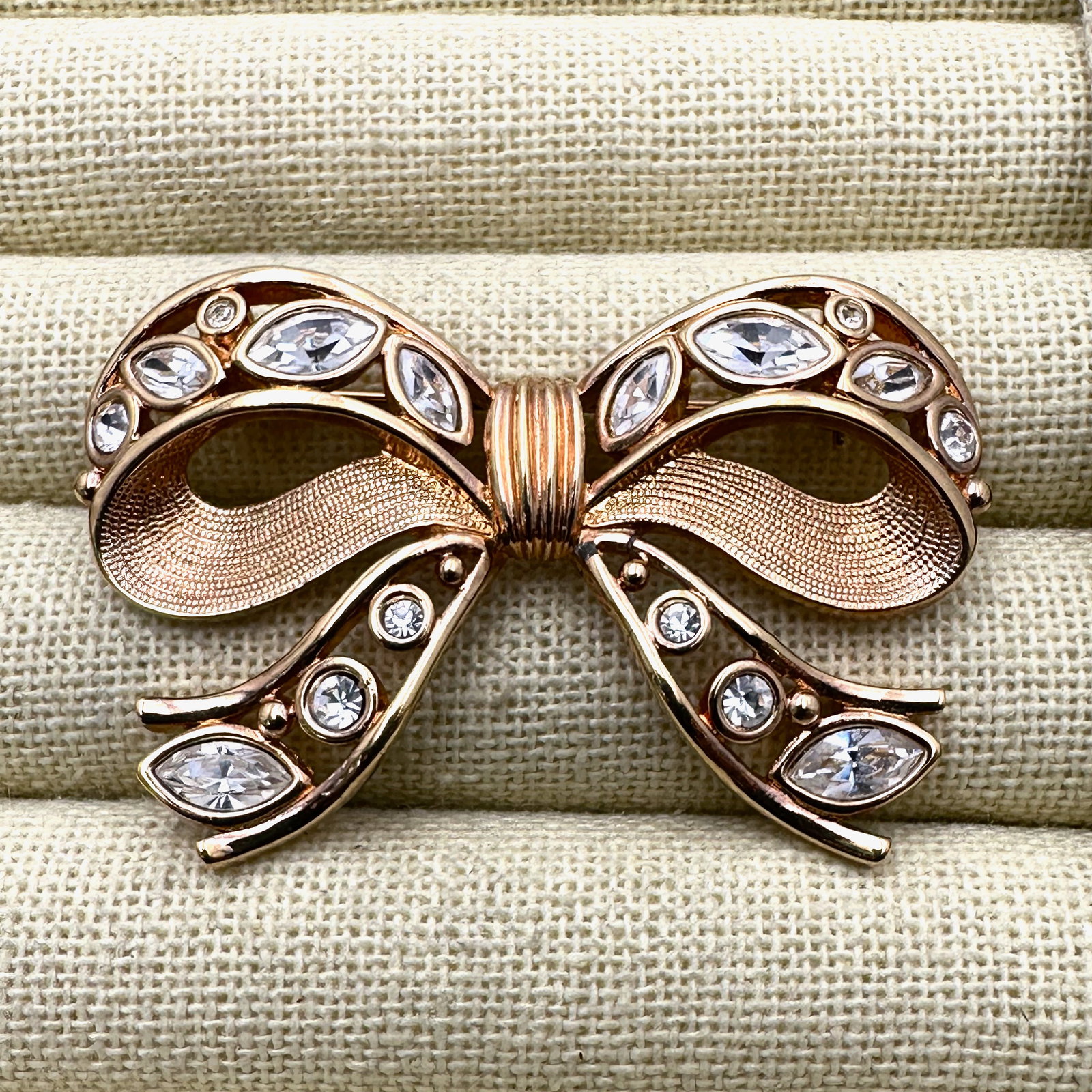 Vintage Swarovski Swan Hallmark Clear Crystal Gold Plated Bow Brooch Pin: Vintage Swarovski Swan Hallmark Clear Crystal Gold Plated Bow Brooch Pin