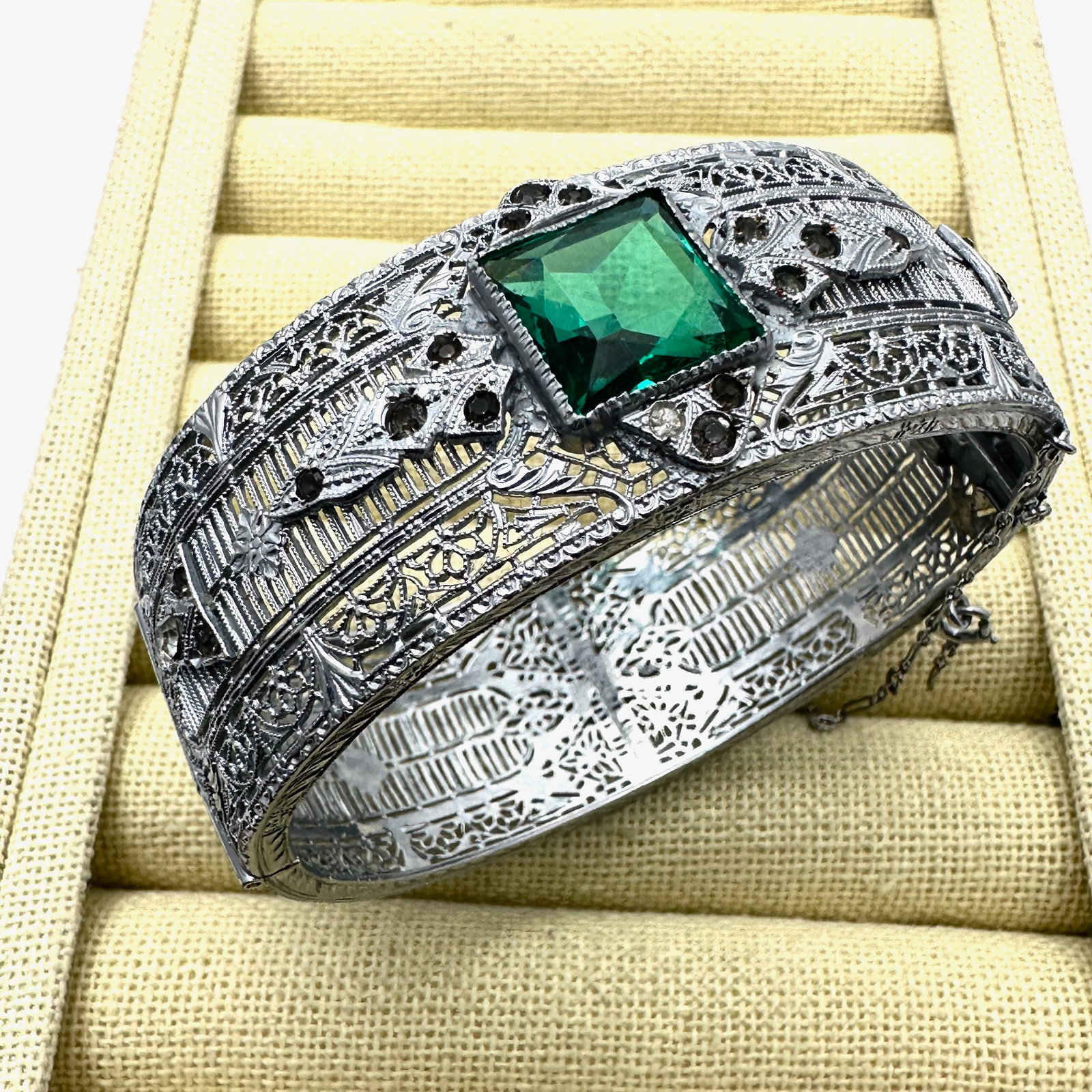 Antique Art Deco Green Glass Stone Silver Tone Filigree Hinged Bangle Bracelet 6.5 Inch: Antique Art Deco Green Glass Stone Silver Tone Filigree Hinged Bangle Bracelet 6.5 Inch