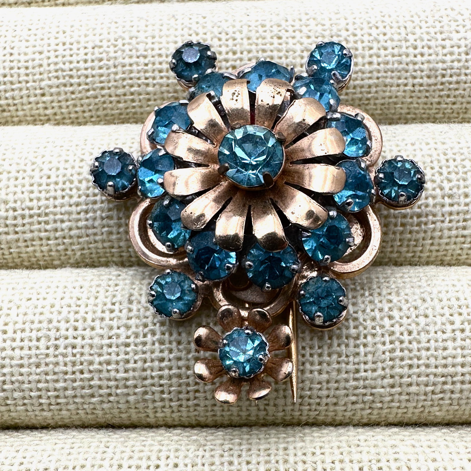 Vintage Barclay Blue Glass Rhinestone Gold Tone Fur Dress Clip 1.75 Inch (1 of 2)