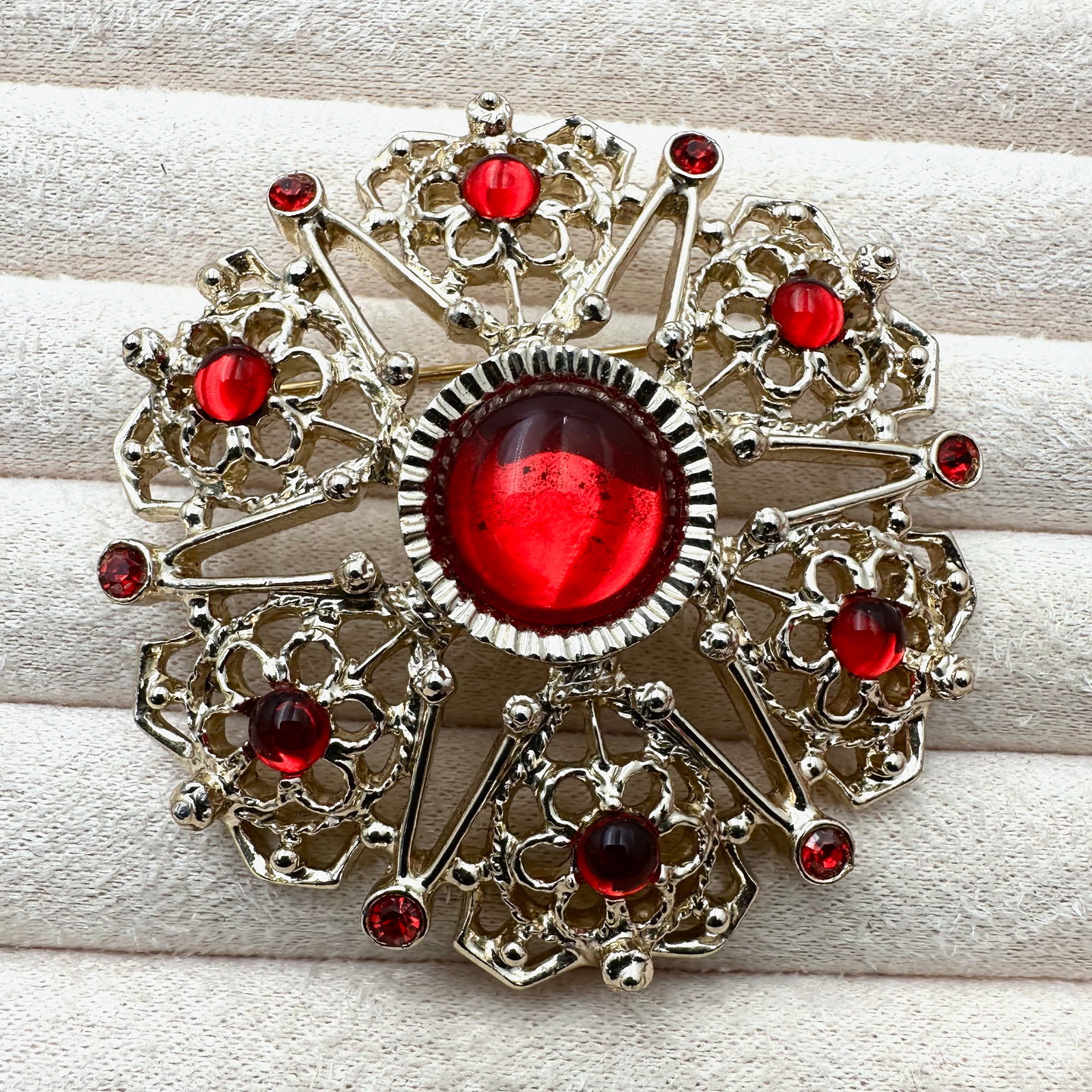 Vintage Sarah Coventry Red Glass Rhinestone Gold Tone Brooch Pin 2 Inch: Vintage Sarah Coventry Red Glass Rhinestone Gold Tone Brooch Pin 2 Inch