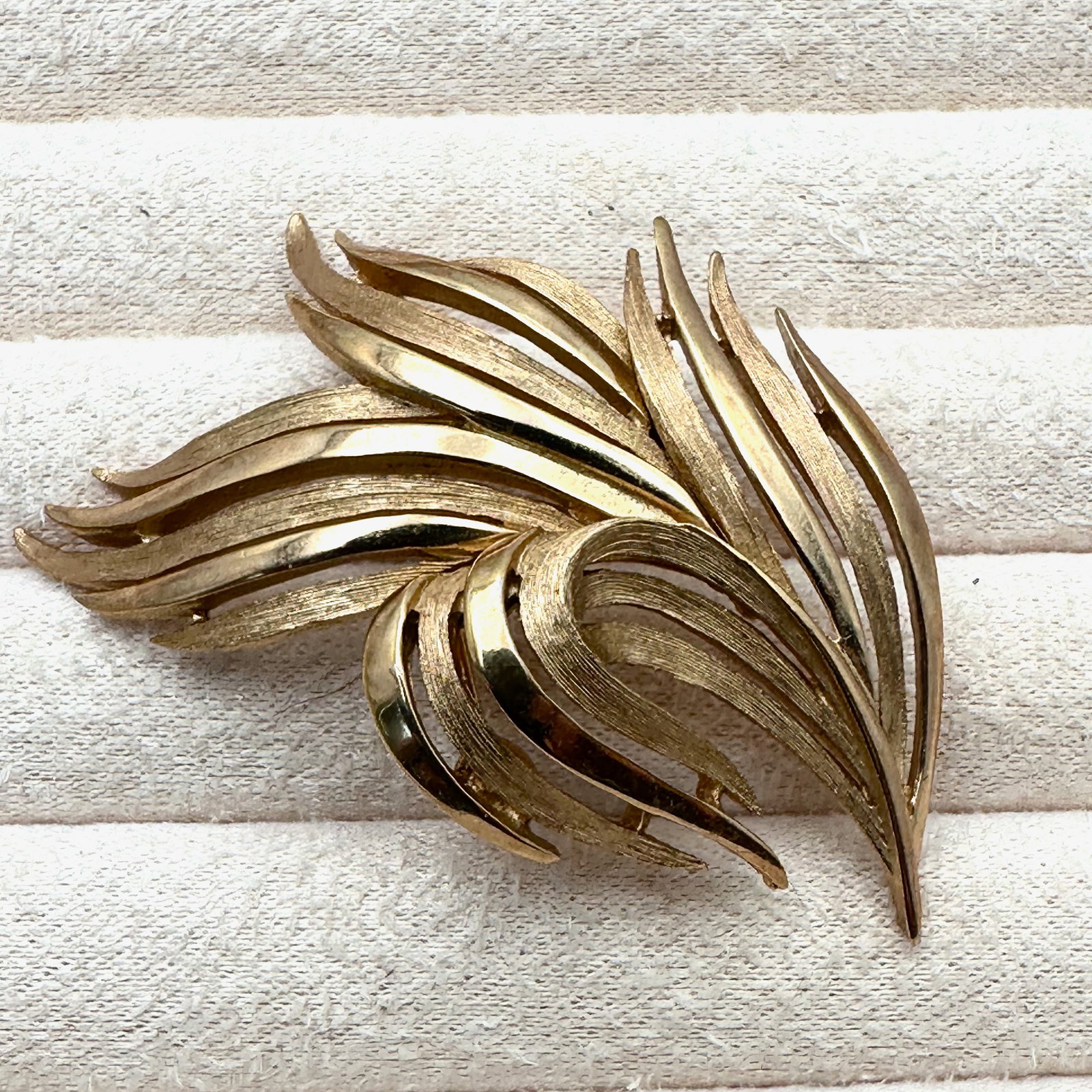 Vintage Trifari Gold Tone Brooch Pin 2 Inch: Vintage Trifari Gold Tone Brooch Pin 2 Inch