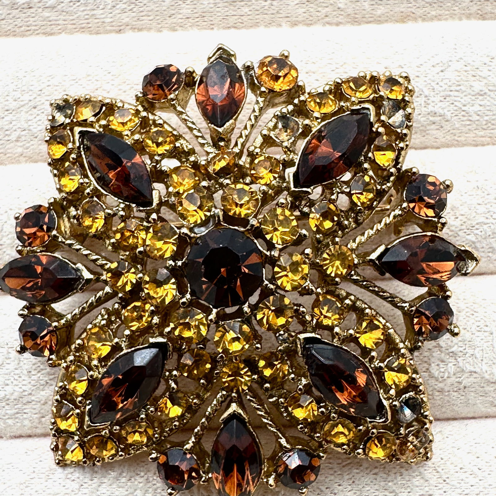 Vintage Amber Colored and Orange Glass Rhinestone Gold Tone Brooch Pin 2 Inch: Vintage Amber Colored and Orange Glass Rhinestone Gold Tone Brooch Pin 2 Inch