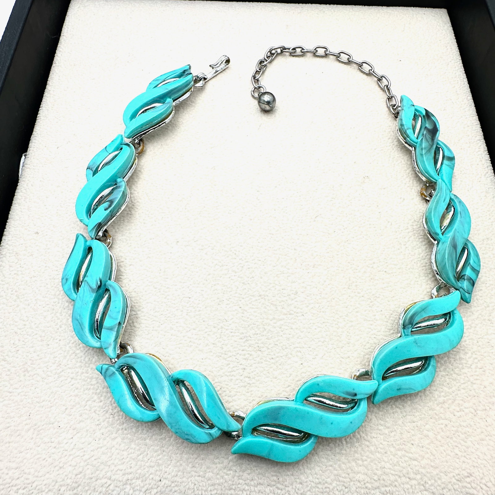 Vintage Turquoise Colored Thermoset Silver Tone Necklace 16 Inch (1 of 2)