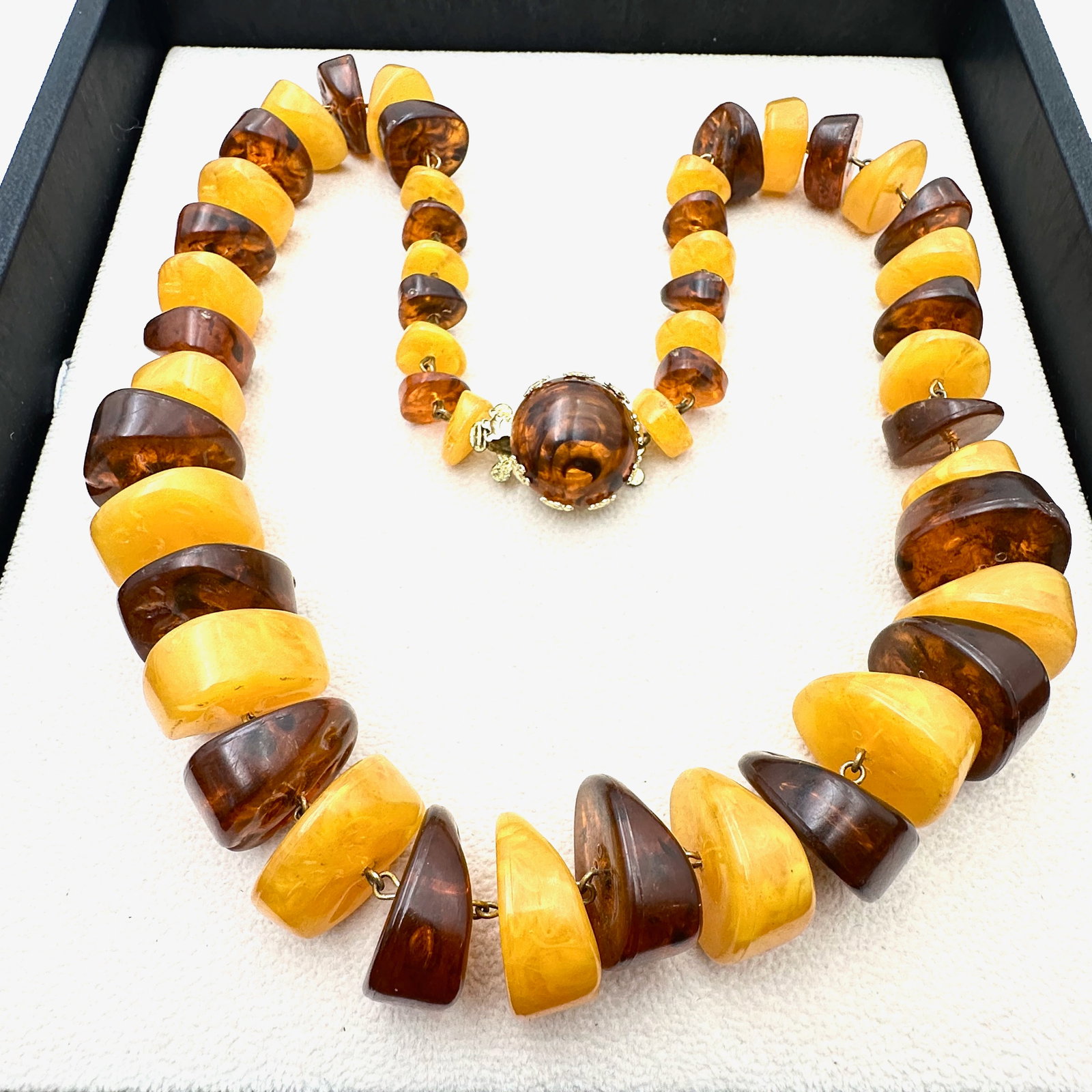 Vintge Faux Amber Lucite Necklace 20 Inch Length: Vintge Faux Amber Lucite Necklace 20 Inch Length