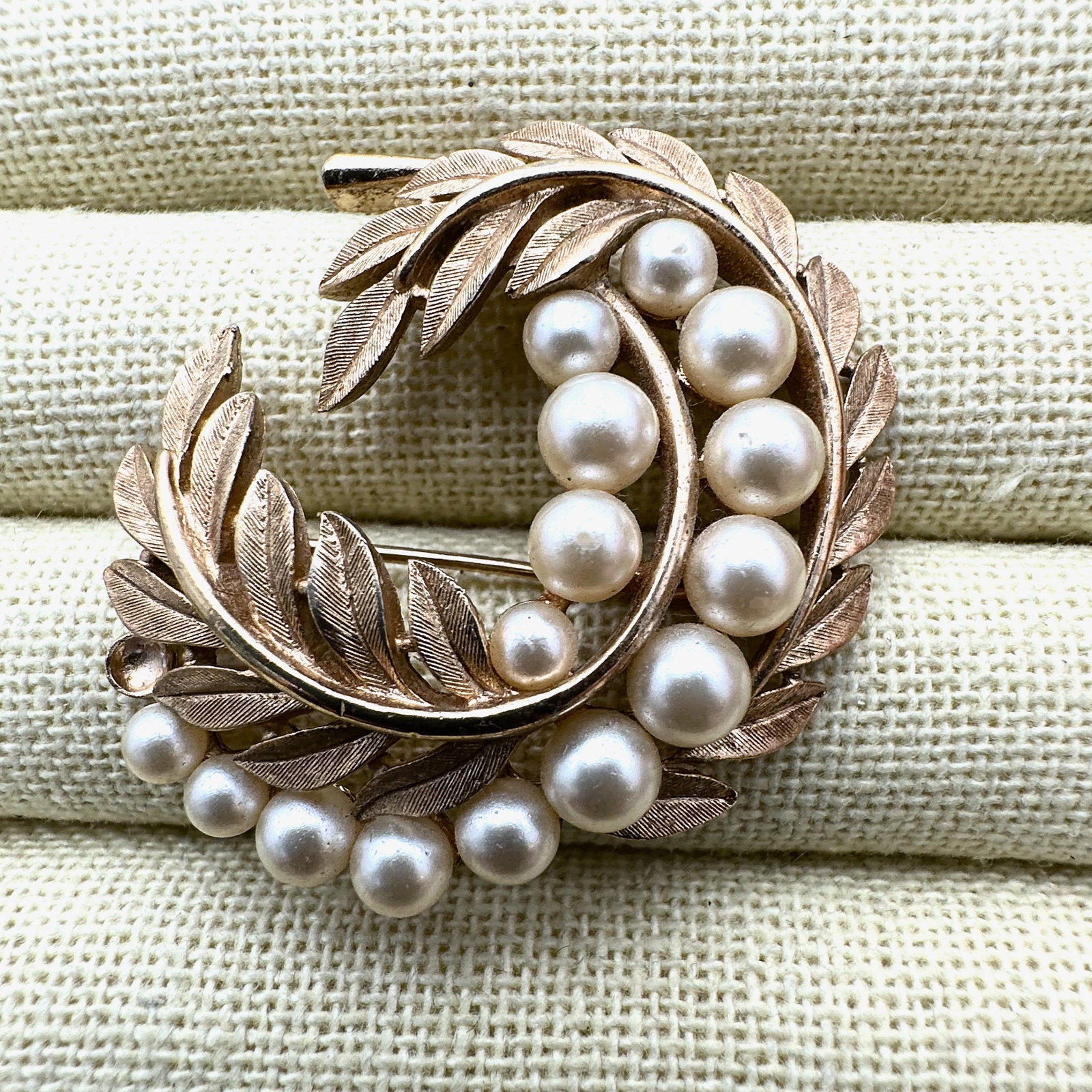 Vintage Trifari Faux Pearl Gold Tone Brooch Pin 1.75 Inch: Vintage Trifari Faux Pearl Gold Tone Brooch Pin 1.75 Inch