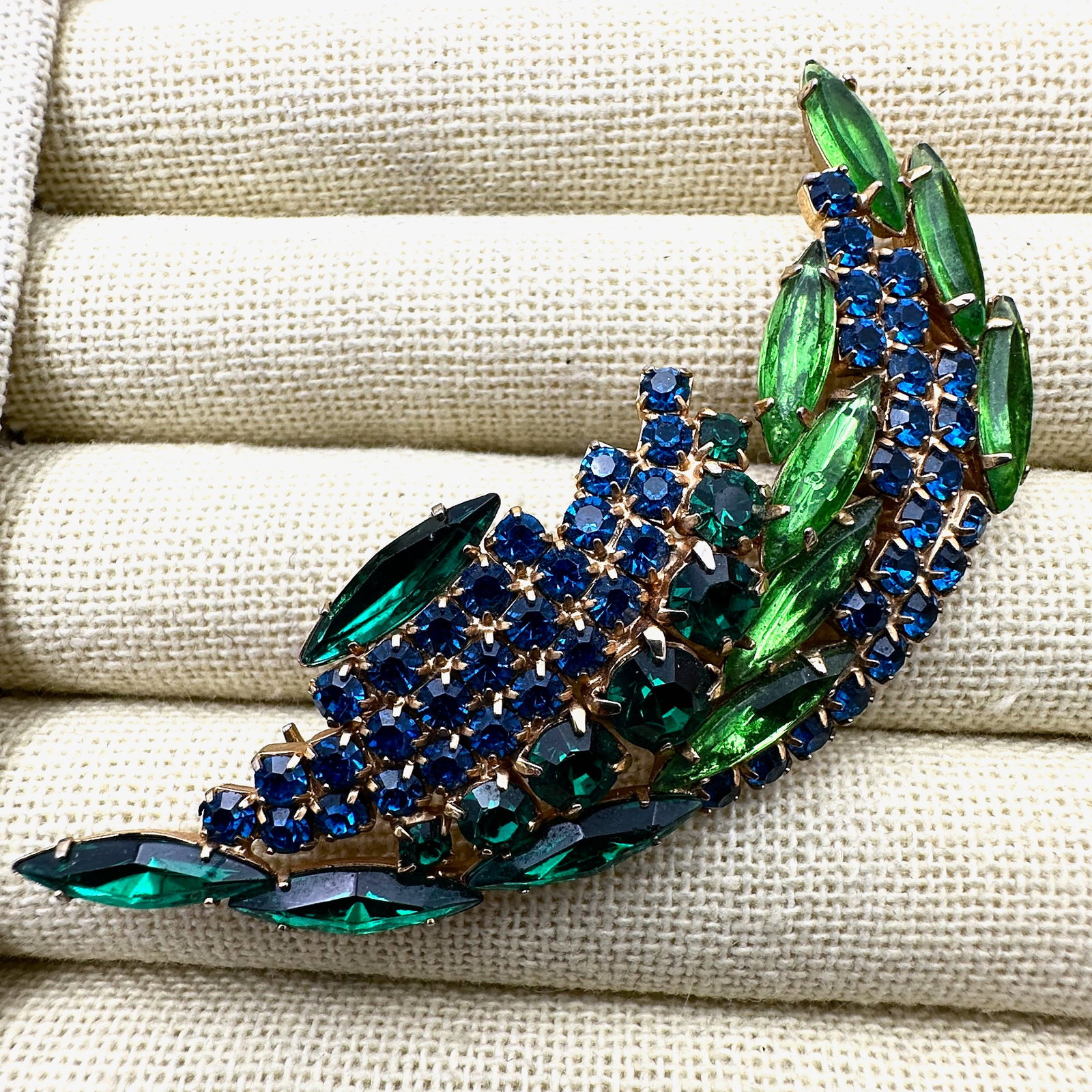 Vintage Blue Green Glass Rhinestone Gold Tone Brooch Pin 3 Inch: Vintage Blue Green Glass Rhinestone Gold Tone Brooch Pin 3 Inch