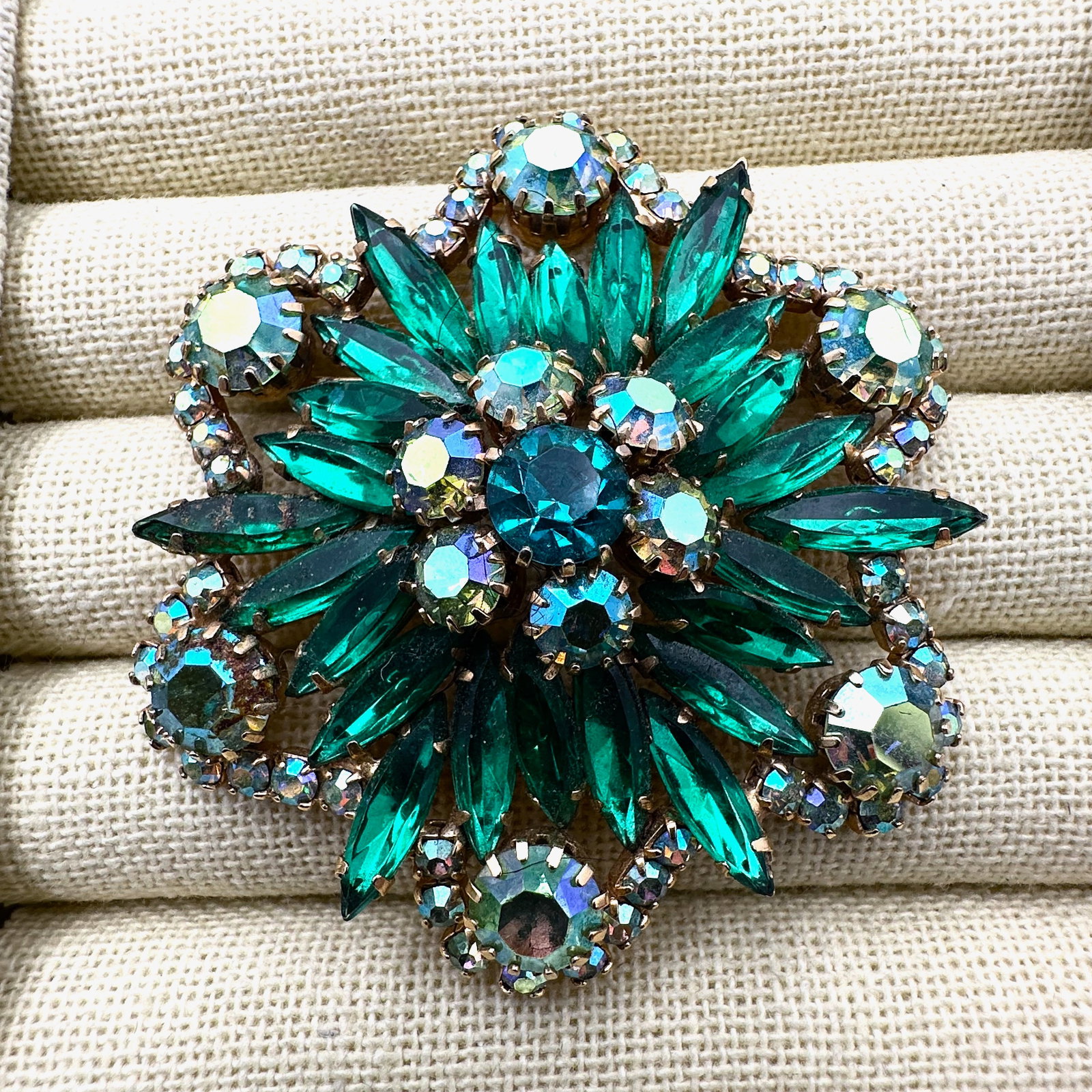 Vintage Green Aurora Borealis Glass Rhinestone Gold Tone Brooch Pin 2.75 Inch: Vintage Green Aurora Borealis Glass Rhinestone Gold Tone Brooch Pin 2.75 Inch