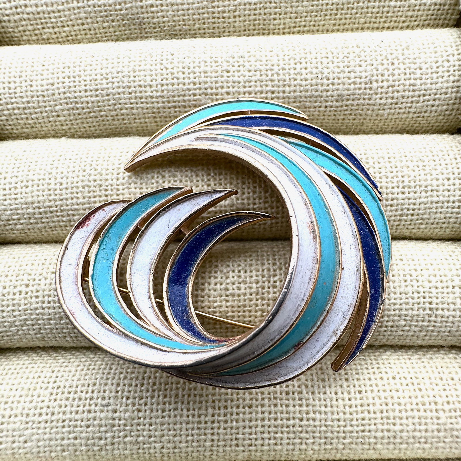 Vintage Trifari Blue Turquoise and White Enamel Gold Tone Brooch Pin 2 Inch: Vintage Trifari Blue Turquoise and White Enamel Gold Tone Brooch Pin 2 Inch