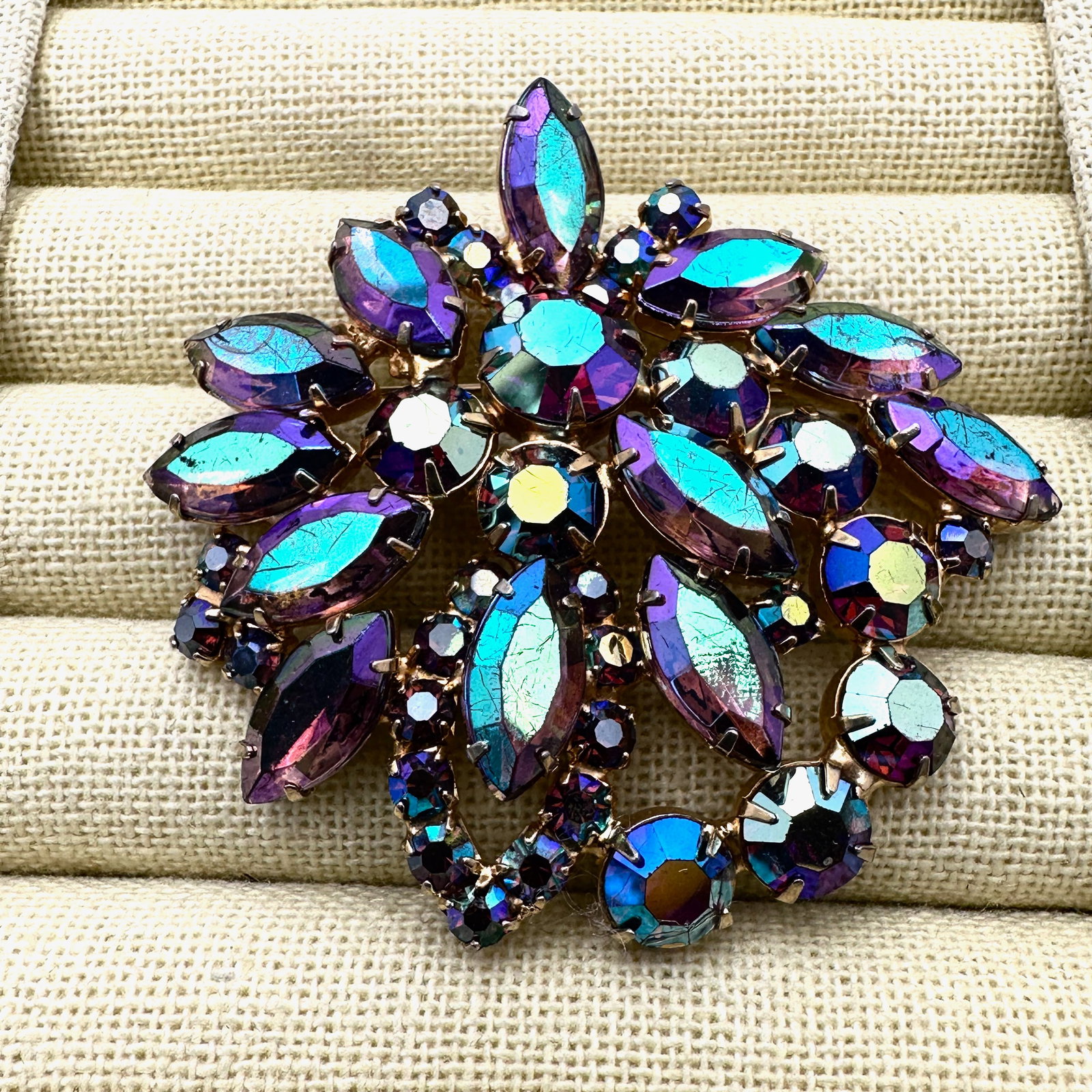 Vintage Aurora Borealis Gold Tone Rhinestone Brooch Pin 2.5 Inch: Vintage Aurora Borealis Gold Tone Rhinestone Brooch Pin 2.5 Inch