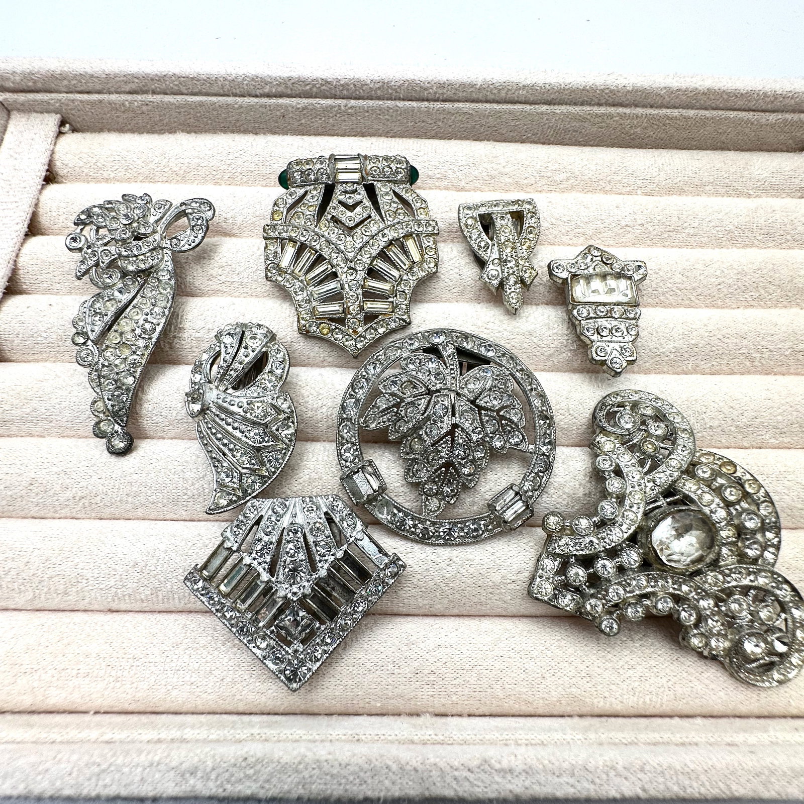 Antique Group Lot of Silver Pot Metal Fur and Dress Clips: Antique Group Lot of Silver Pot Metal Fur and Dress Clips