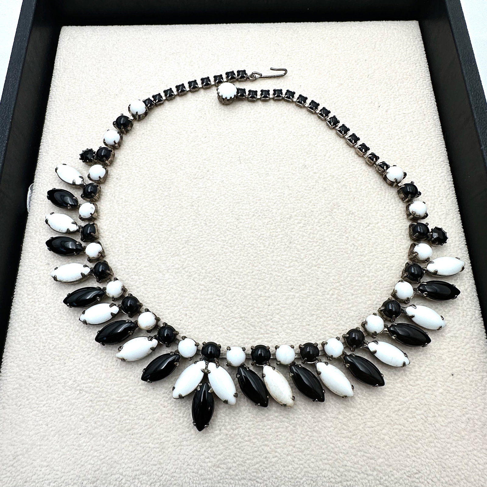 Vintage Weiss Black and White Glass Rhinestone Silver Tone Necklace 16 Inch (1 of 2)