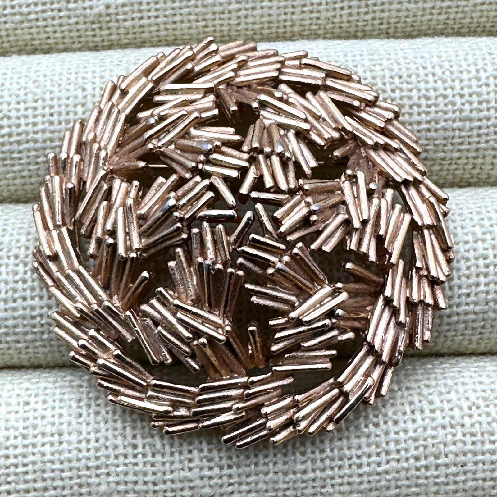 Vintage Trifari Gold Tone Brooch Pin 1.75 Inch: Vintage Trifari Gold Tone Brooch Pin 1.75 Inch