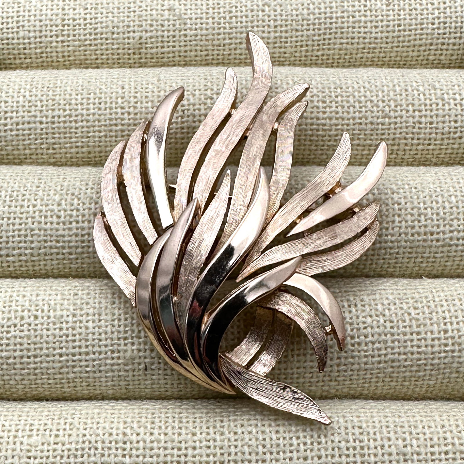 Vintage Trifari Gold Tone Brooch Pin 2.25 Inch: Vintage Trifari Gold Tone Brooch Pin 2.25 Inch