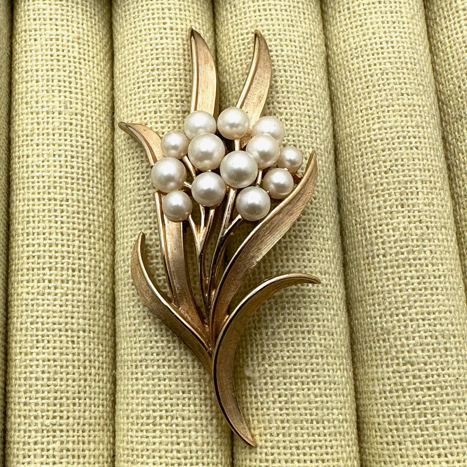Vintage Trifari Gold Tone Faux Pearl Brooch Pin 2.75 Inch (1 of 2)
