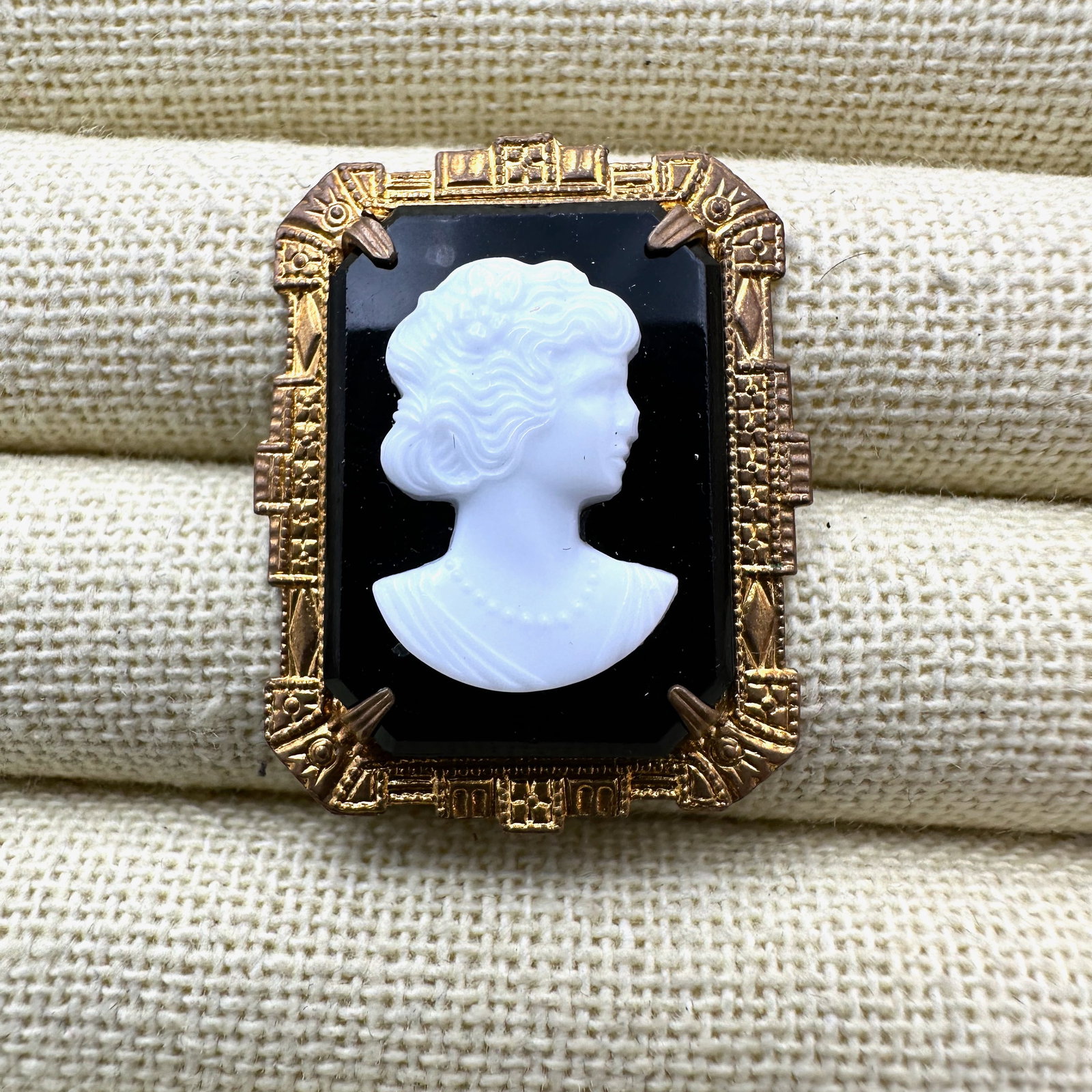 Vintage Black and White Cameo Gold Tone Brooch Pin 1.5 Inch: Vintage Black and White Cameo Gold Tone Brooch Pin 1.5 Inch