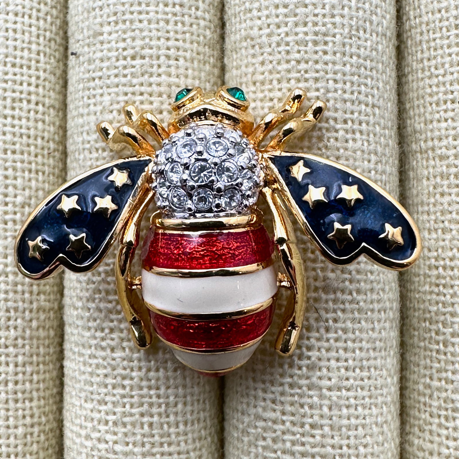 Vintage Joan Rivers Patriotic Red White Blue Gold Tone Bee Brooch Pin 1.5 Inch (1 of 2)