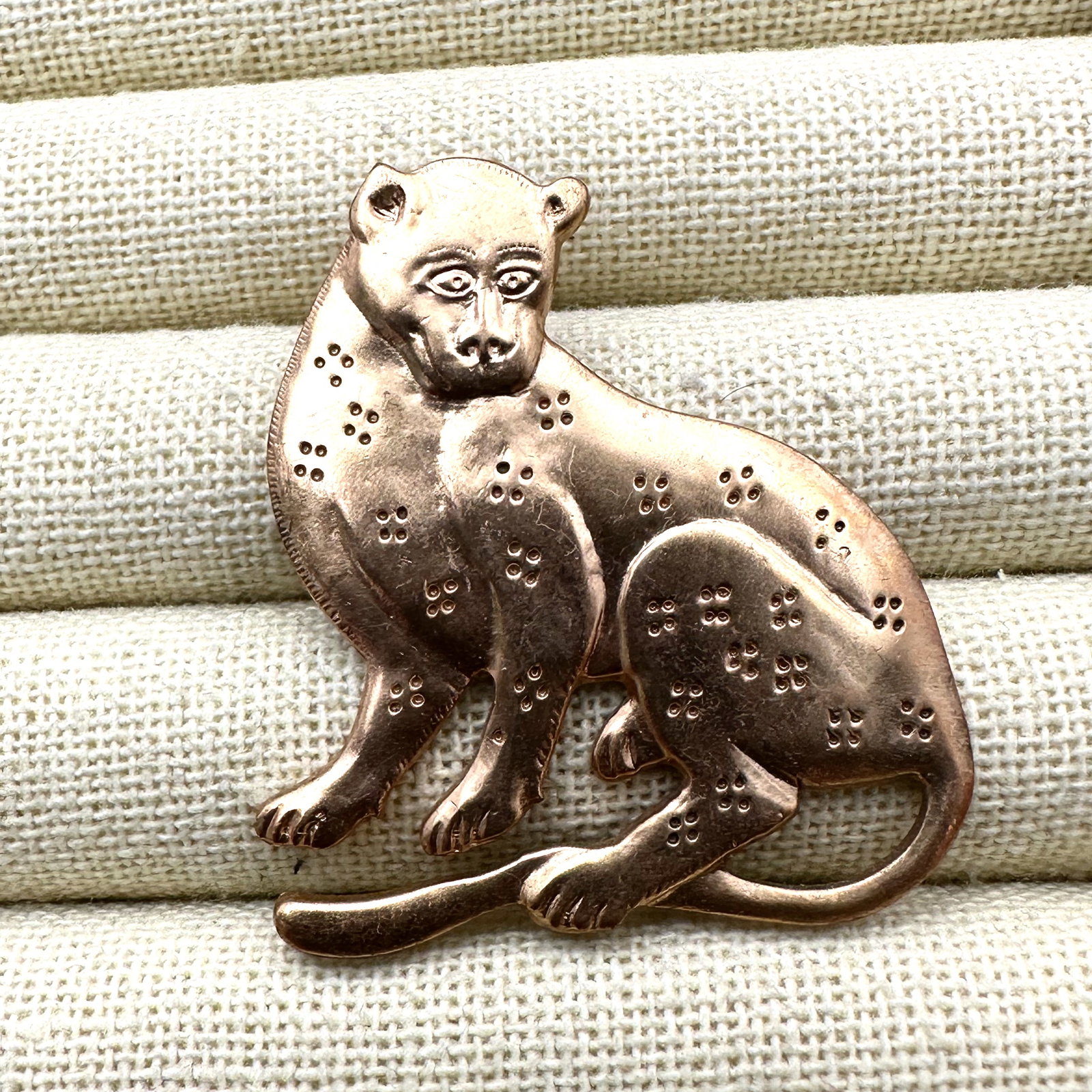 Vintage MMA Matte Gold Tone Leopard Brooc Pin 2 Inch (1 of 2)