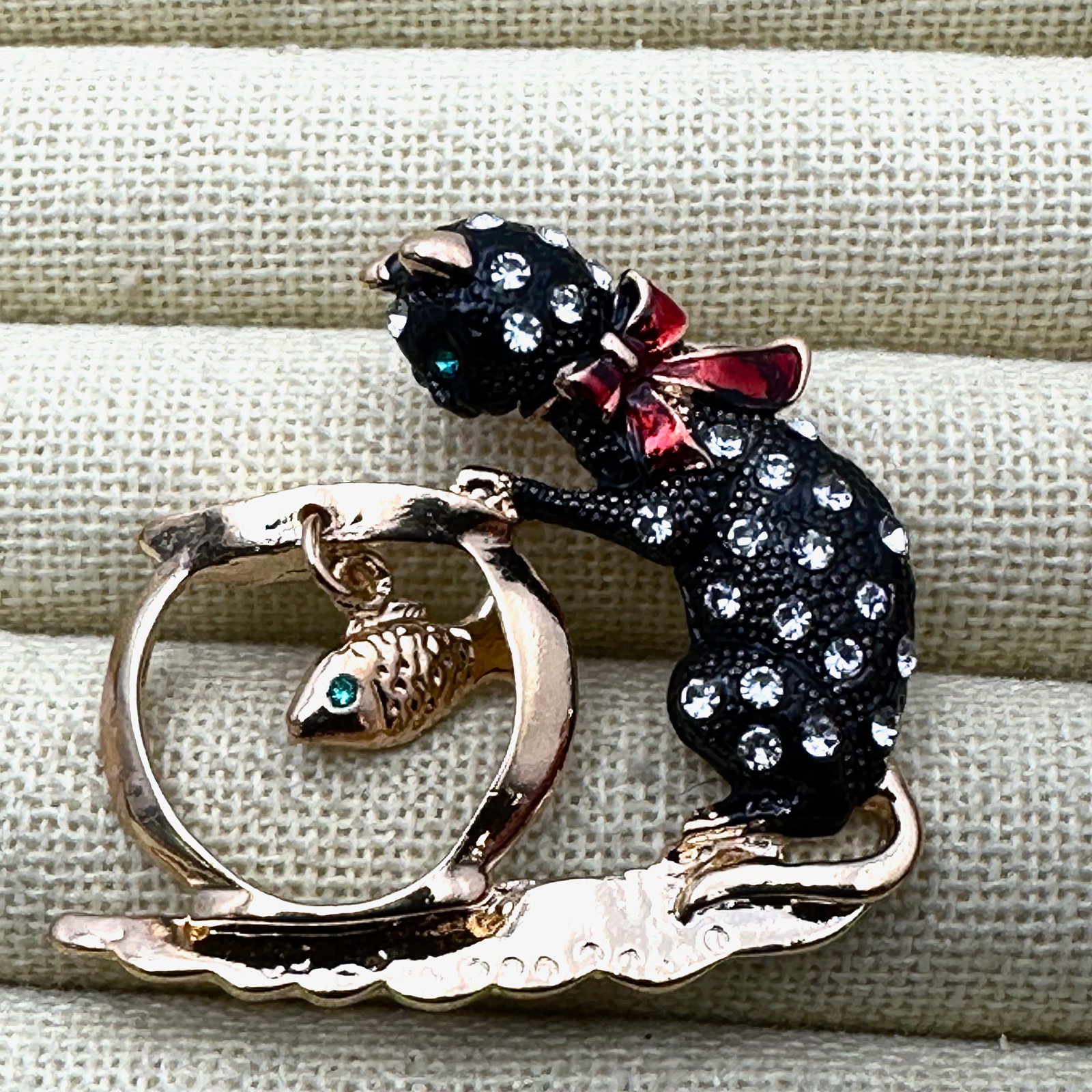 Cat Watching Fish in Bowl Gold Tone Brooch Pin 2 Inch (1 of 2)
