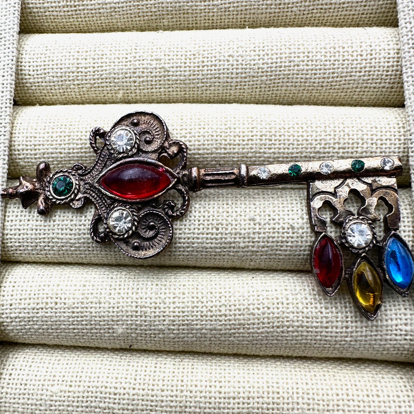Vintage Jewel Tone Rhinestone Antiqued Gold Tone Key Brooch Pin 3 Inch: Vintage Jewel Tone Rhinestone Antiqued Gold Tone Key Brooch Pin 3 Inch