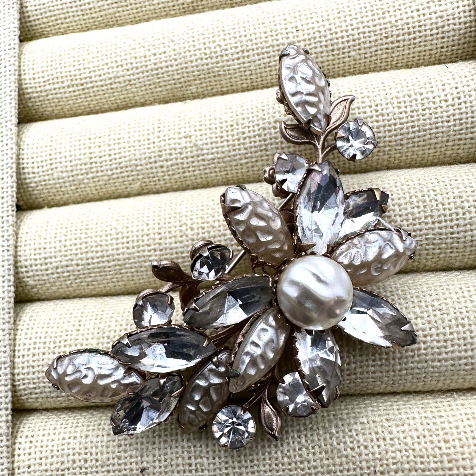 Vintage Faux Pearl Rhinestone Gold Tone Brooch Pin 2.5 Inch: Vintage Faux Pearl Rhinestone Gold Tone Brooch Pin 2.5 Inch