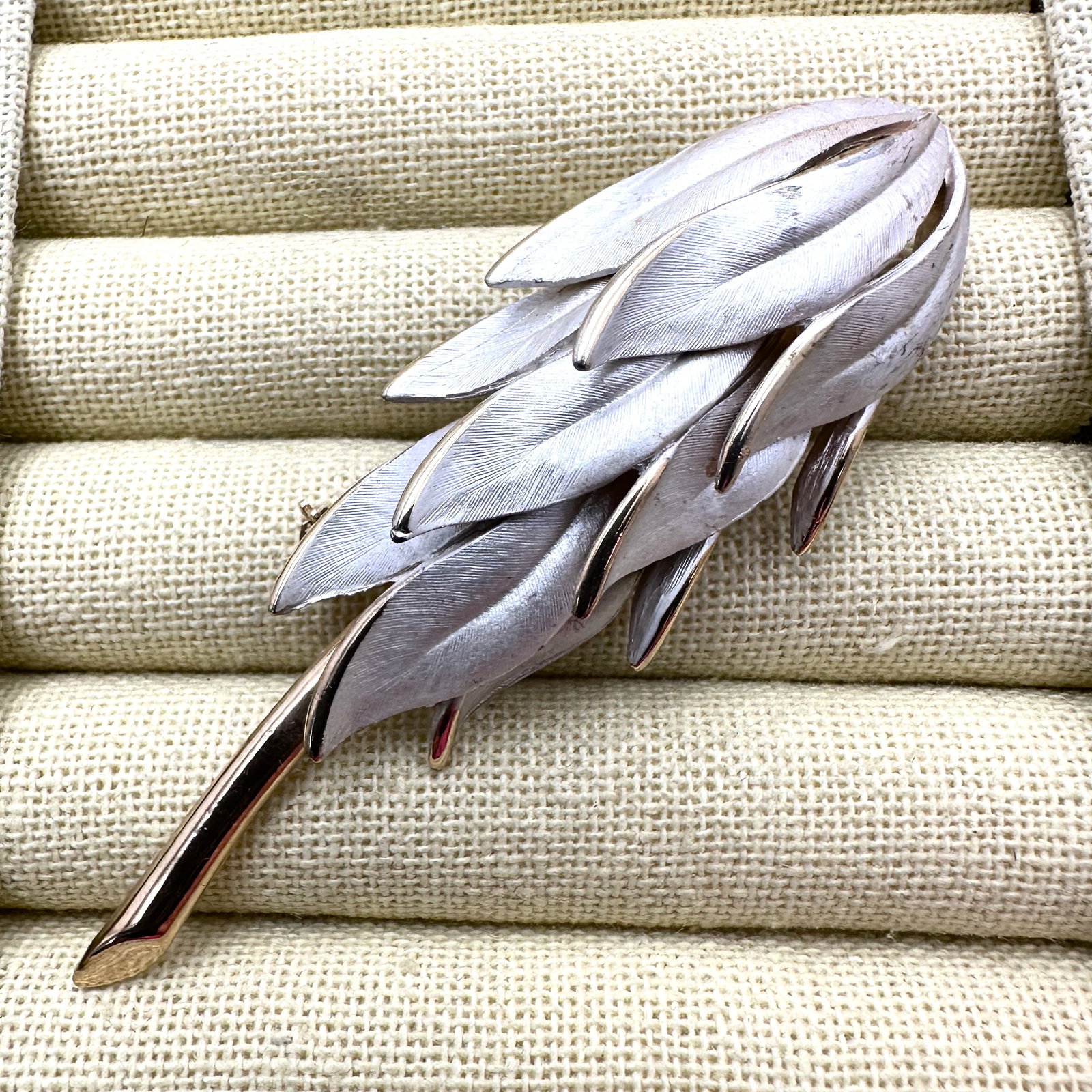 Vintage White Enamel Gold Tone Flower Brooch pin 3.5 Inch (1 of 2)