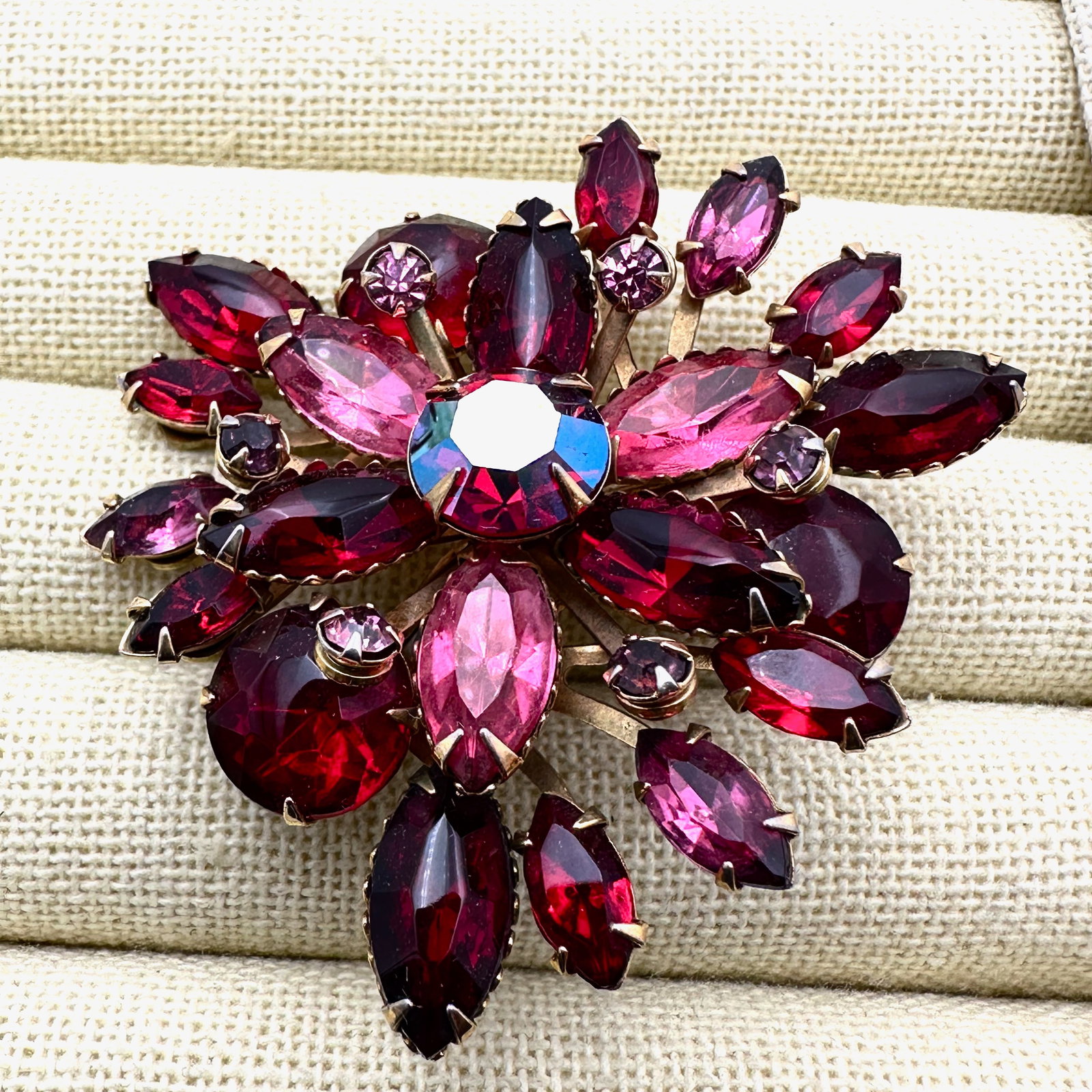 Vintage Red and Pink Glass Rhinestone Gold Tone Brooch Pin 2.25 Inch: Vintage Red and Pink Glass Rhinestone Gold Tone Brooch Pin 2.25 Inch