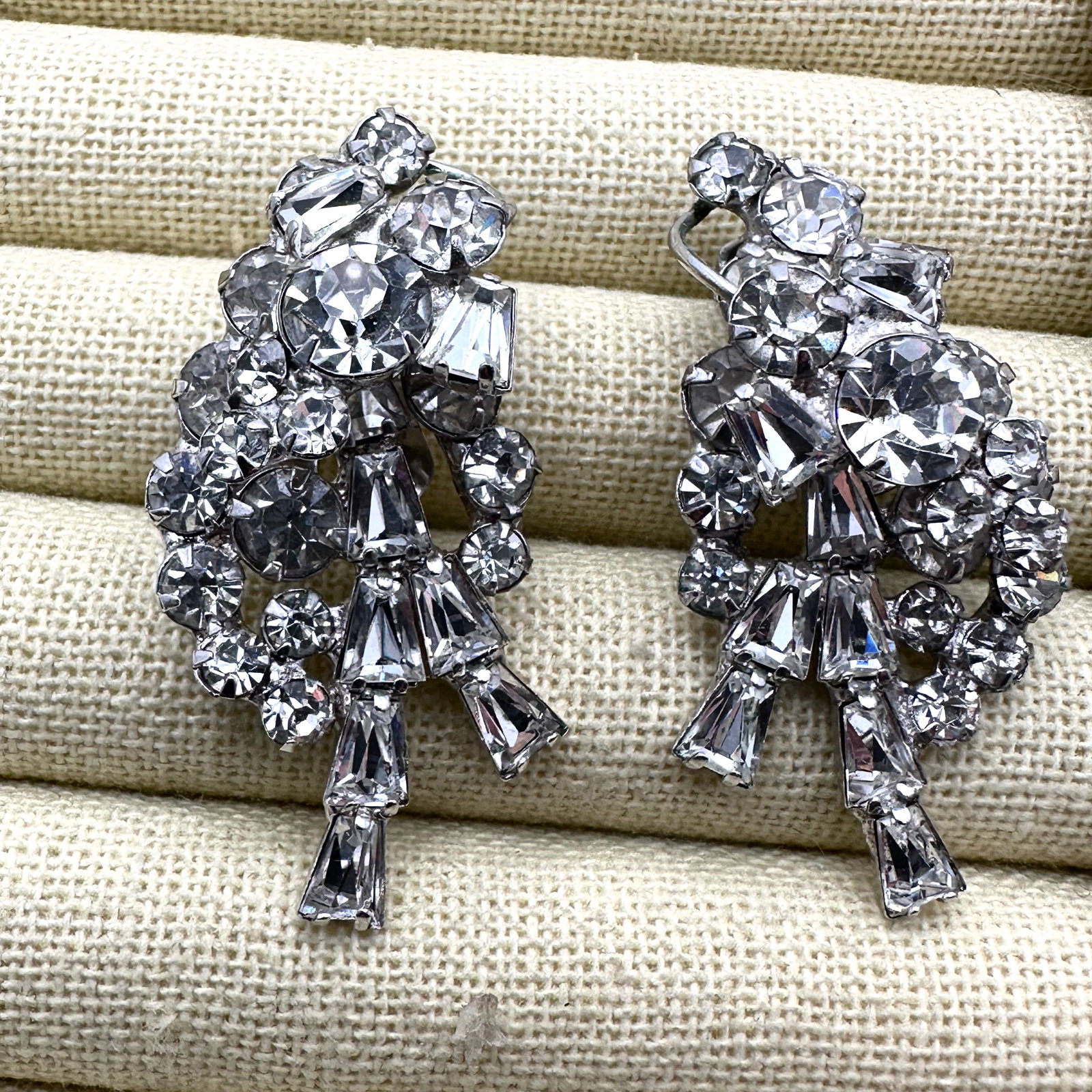 Vintage Juliana? Clear Glass Rhinestone Silver Tone Clip Earrings 2 Inch (1 of 2)