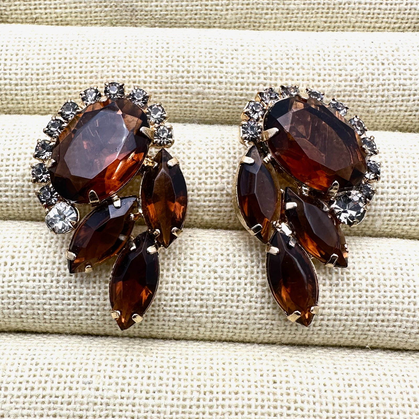Vintage Juliana? Amber Glass Rhinestone Gold Tone Clip Earrings (1 of 2)