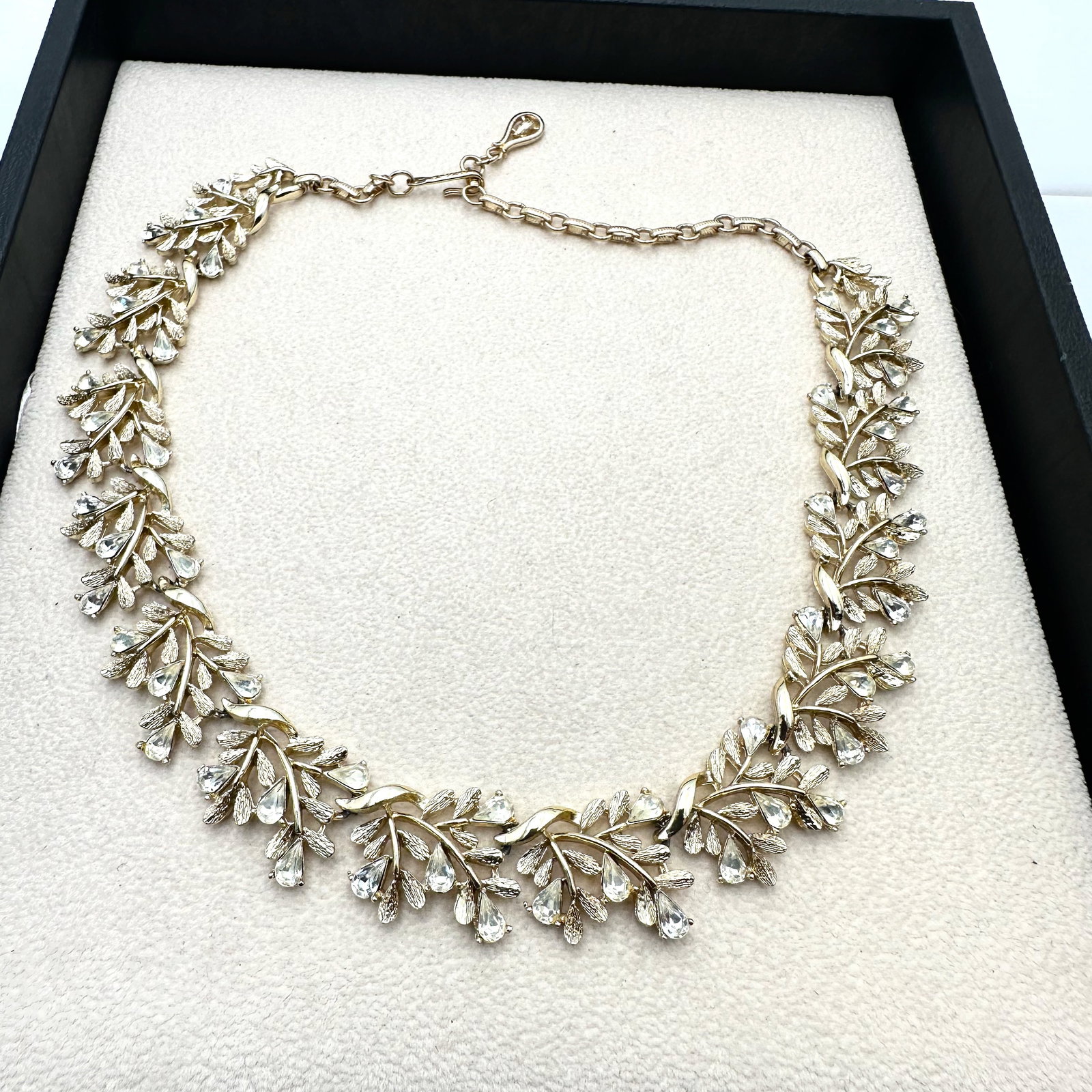 Vintage Clear Glass Rhinestone Gold Tone Necklace 16 Inch (1 of 2)