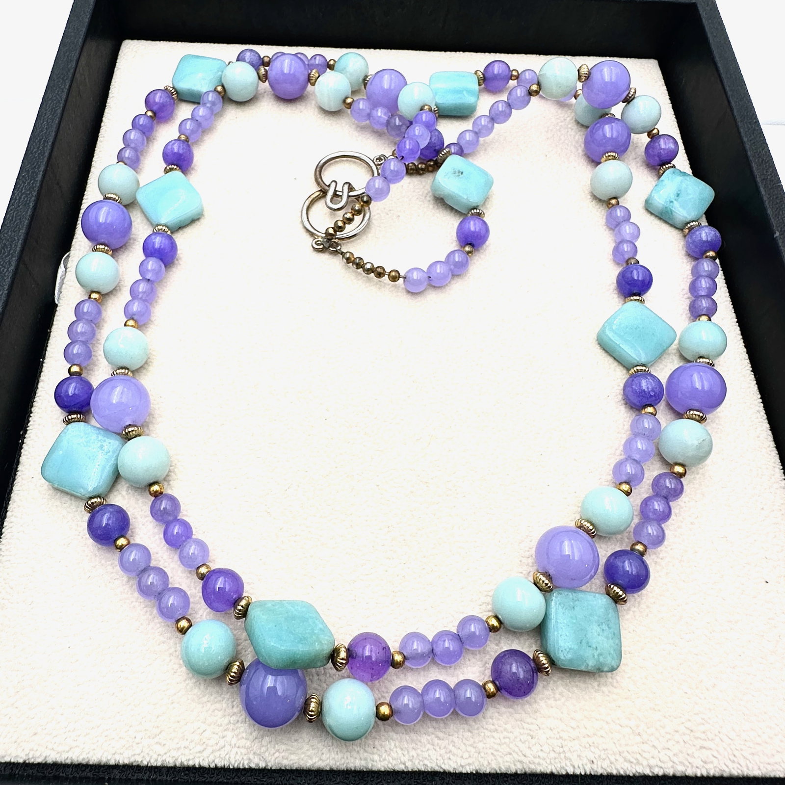 Vintage Purple and Green Jade Gold Tone Necklace 22 Inch Length: Vintage Purple and Green Jade Gold Tone Necklace 22 Inch Length