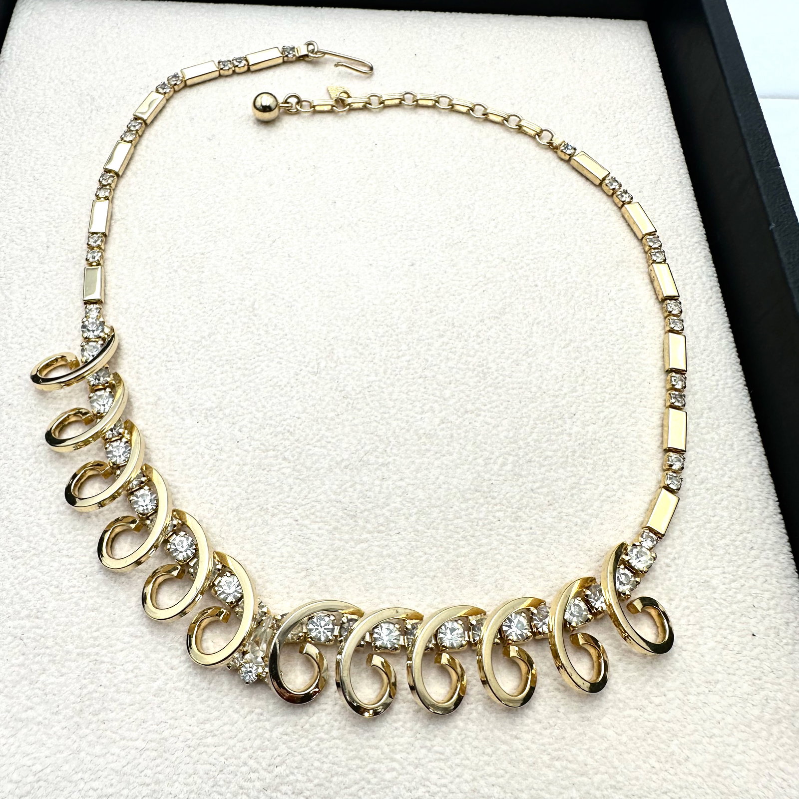 Vintage Sarah Coventry Clear Rhinestone Gold Tone Necklace 16 Inch (1 of 2)
