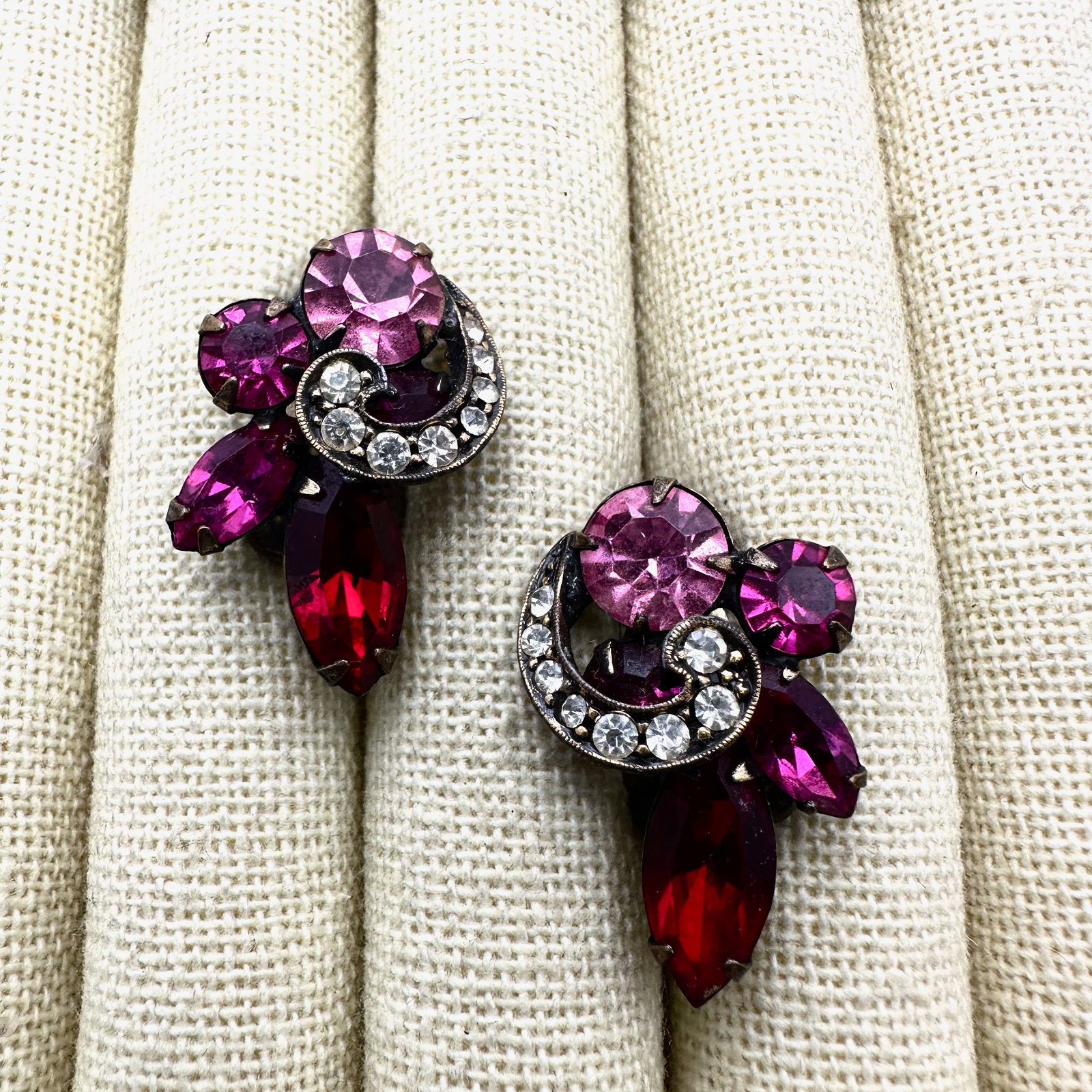 Vintage Unsigned high End Pink and Clear Glass Rhinestone Antiqued Gold Tone Clip Earrings (1 of 2)
