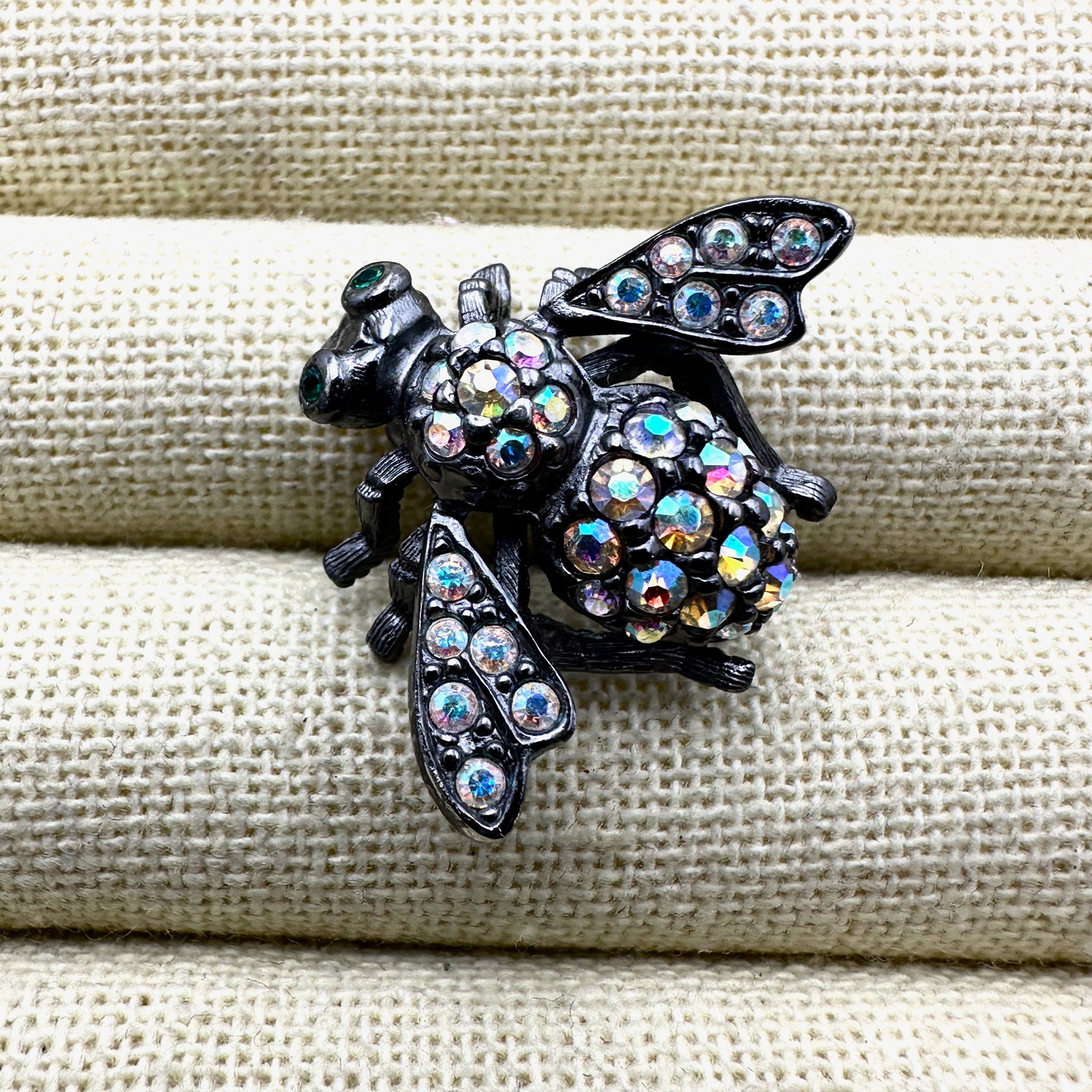Vintage Joan Rivers Aurora Borealis Glass Rhinestone Silver Tone Bee Brooch 1.25 Inch: Vintage Joan Rivers Aurora Borealis Glass Rhinestone Silver Tone Bee Brooch 1.25 Inch