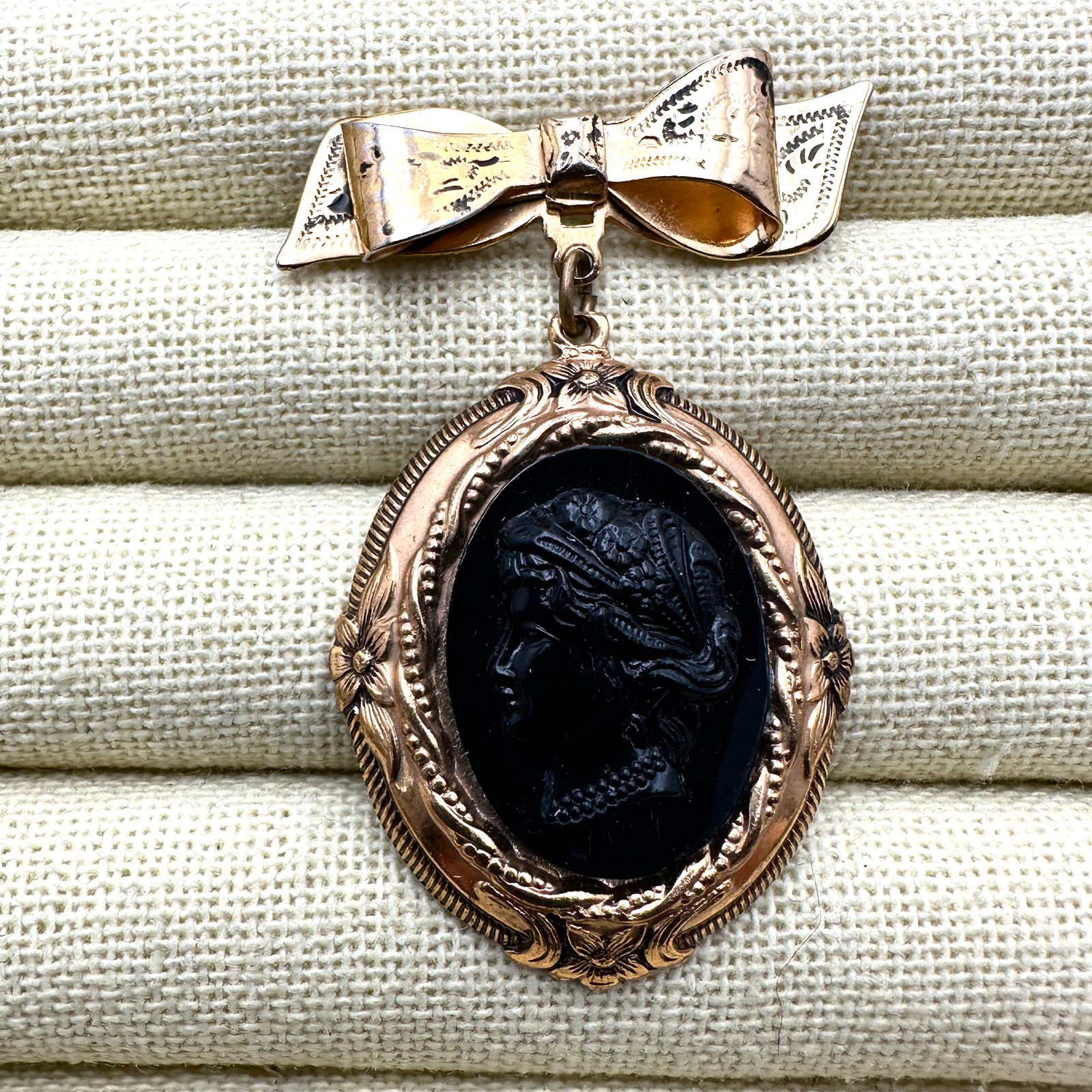 Vintage Coro Black Cameo Portrait Gold Tone Brooch Pin 2.5 Inch (1 of 2)