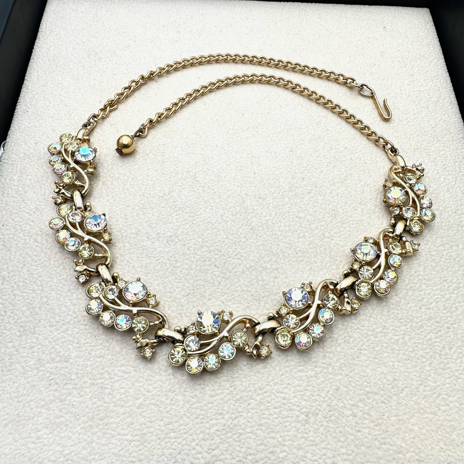 Vintage Aurora Borealis Glass Rhinestone Gold Tone Necklace 16 Inch (1 of 2)