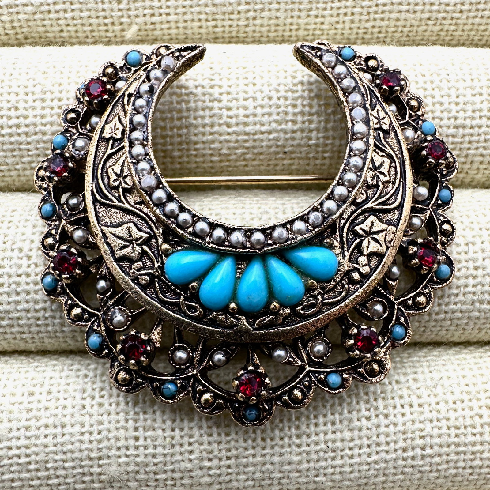 Vintage Art Aurthur Pepper Red and Turquoise Colored Glass Gold Tone Brooch Pin 1.5 Inch: Vintage Art Aurthur Pepper Red and Turquoise Colored Glass Gold Tone Brooch Pin 1.5 Inch