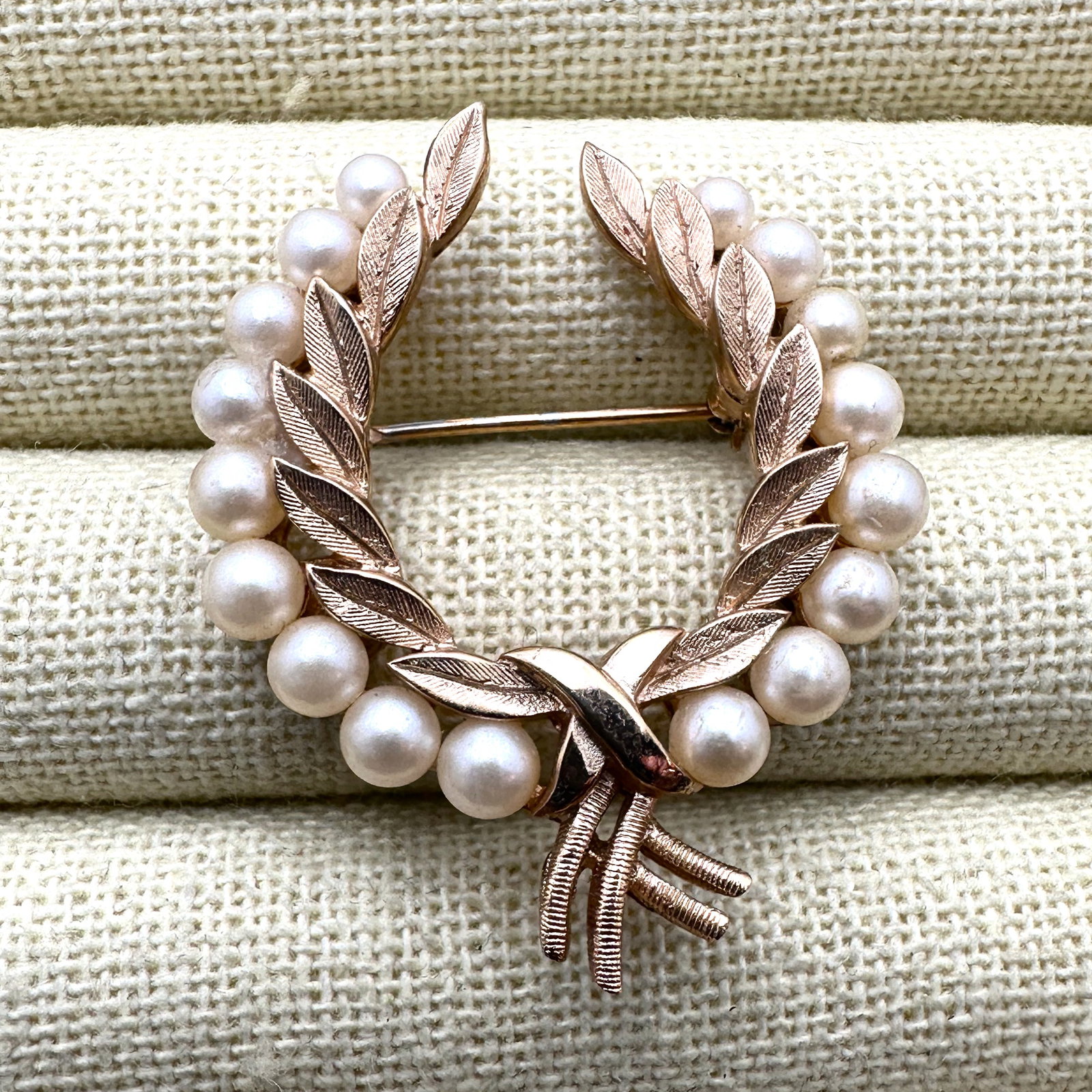 Vintage Trifari Faux Pearl Gold Tone Brooch Pin 1.5 Inch (1 of 2)