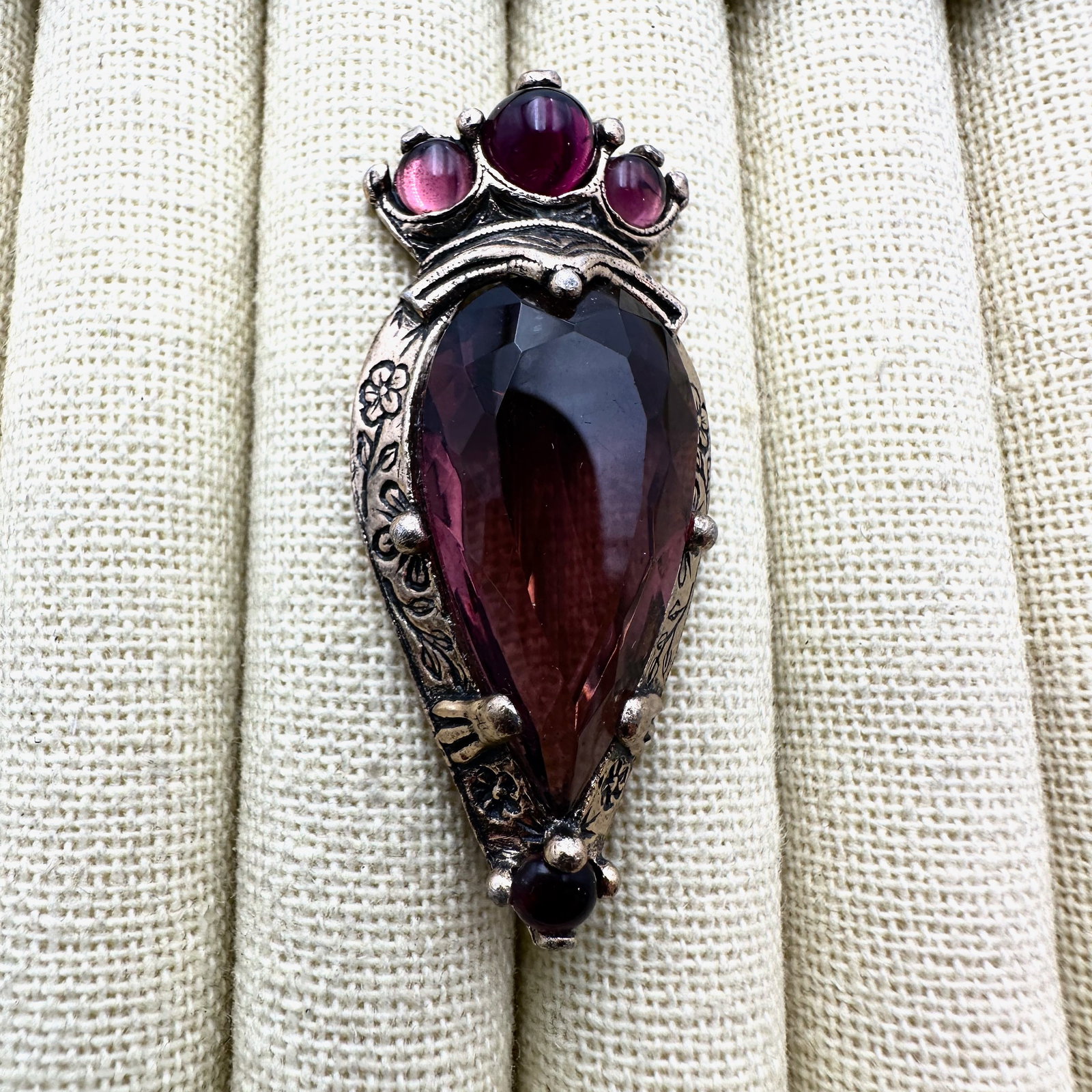 Vintage Miracle Scottish Brooch Pin Purple Glass Gold Tone 2 Inch (1 of 2)