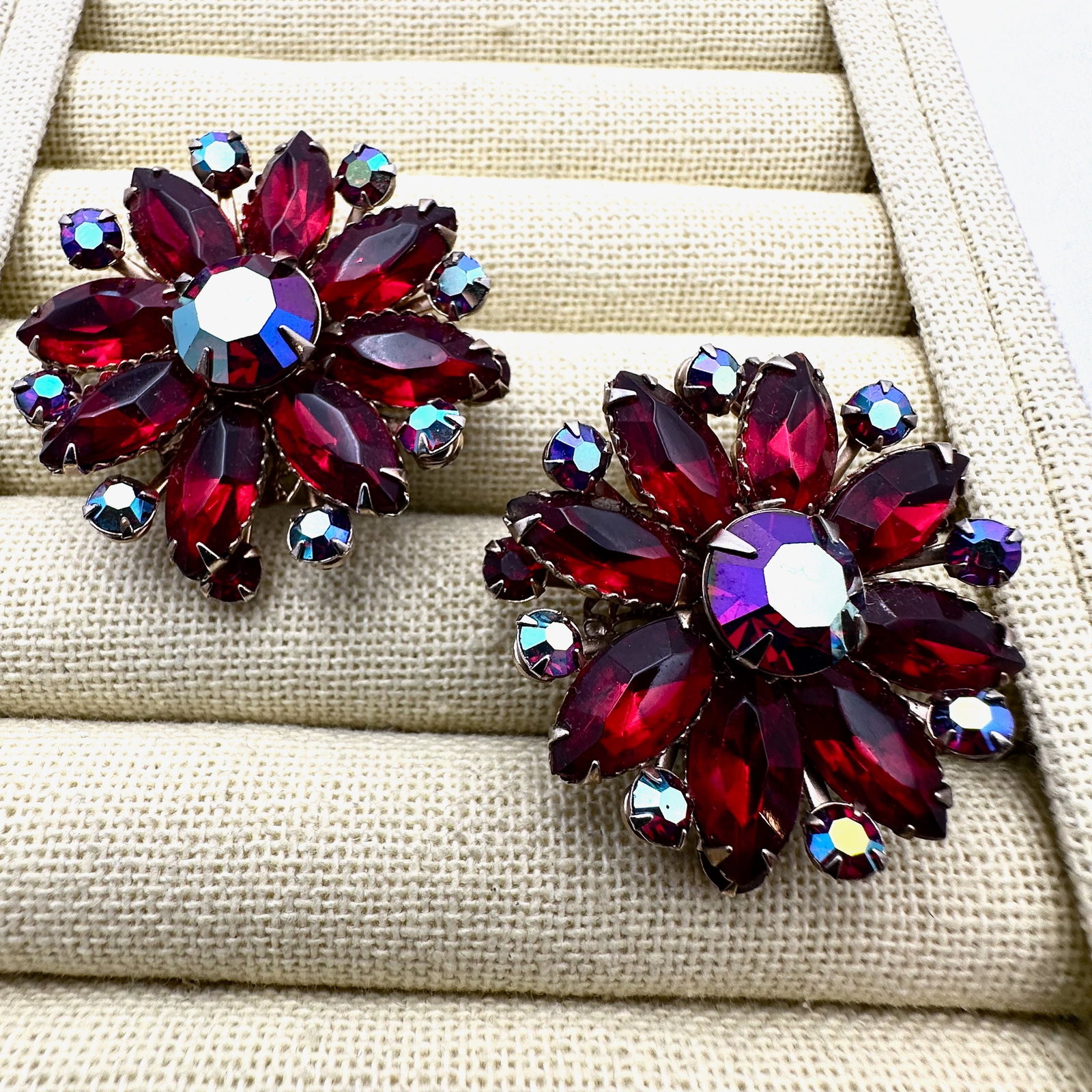 Vintage Large Unsigned Red Glass Rhinestone Gold Tone Clip Earrings 1.75 Inch (1 of 2)