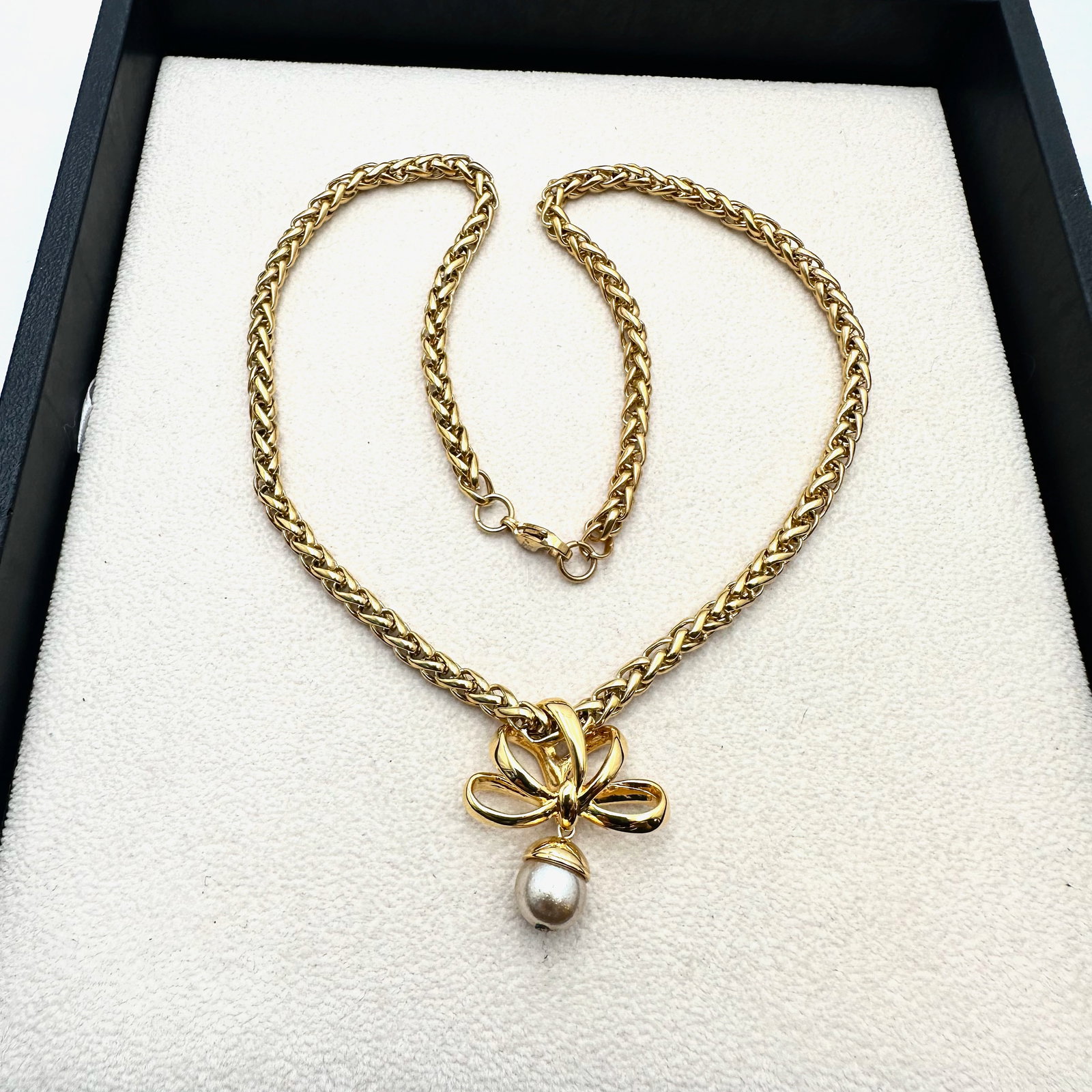 Vintage KJL Kenneth Jay Lane Faux Pearl Gold Tone Pendant Necklace 18 Inch: Vintage KJL Kenneth Jay Lane Faux Pearl Gold Tone Pendant Necklace 18 Inch